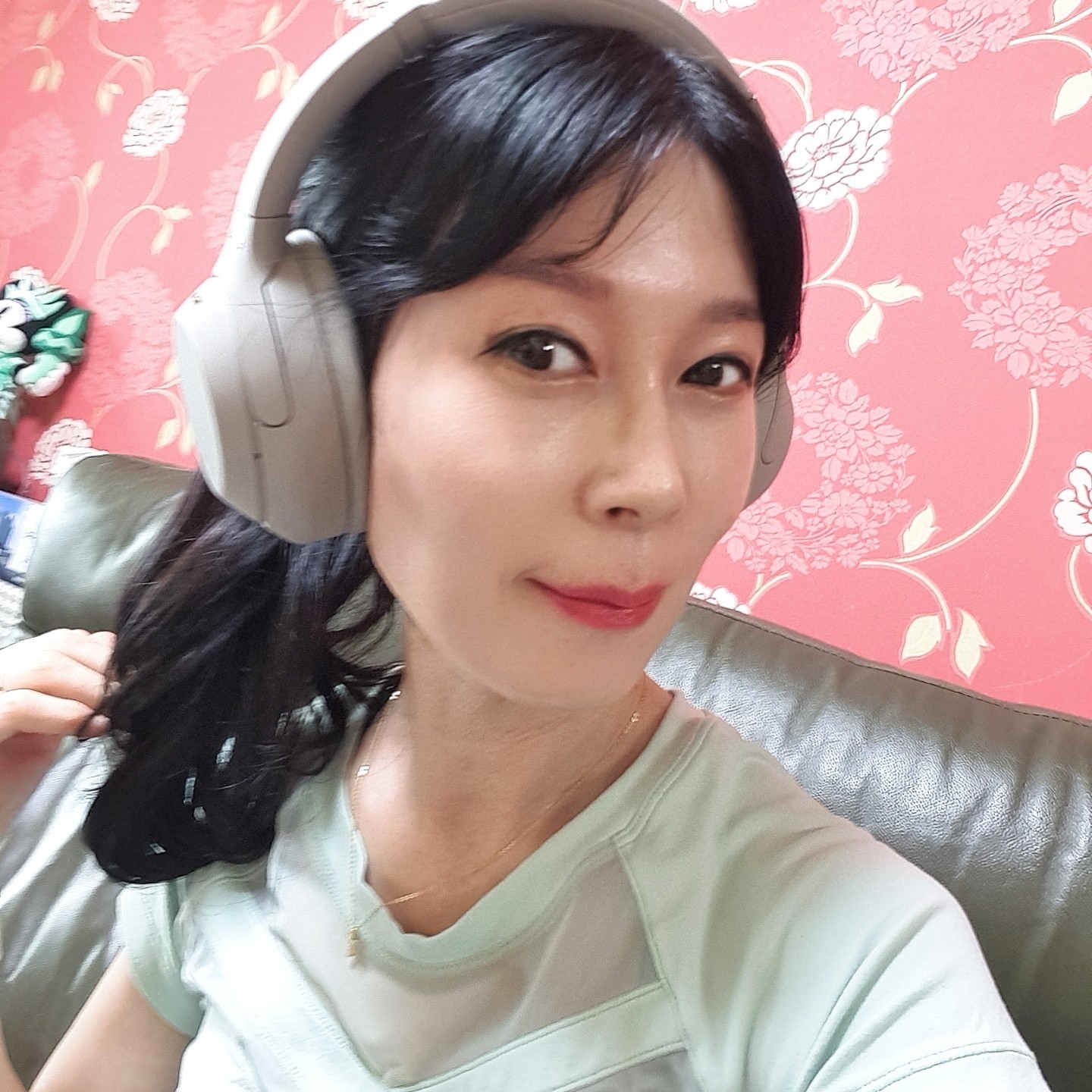 Sony WH-1000XM4 Platinum Silver (Korean Ver.) 착용 스타일 - 2