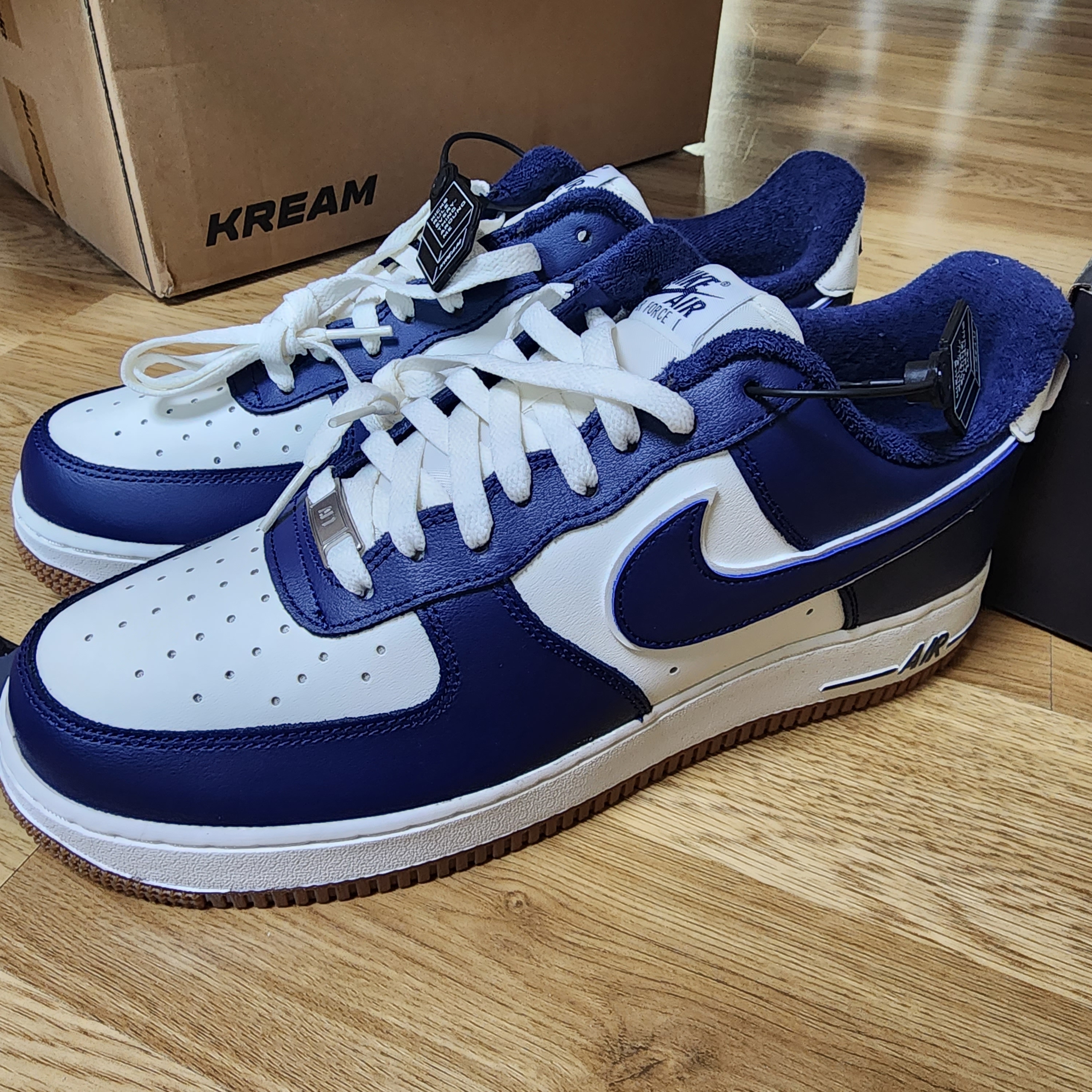 Nike Air Force 1 '07 LV8 Midnight Navy 착용 스타일
