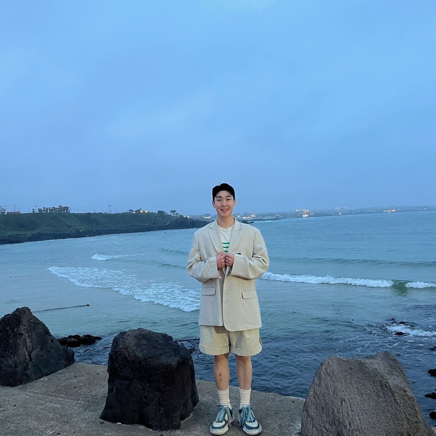 메종 미하라 야스히로 웨인 OG 솔 디스트레스 레더 로우탑 스니커즈 블루 화이트 착용 스타일 - 2