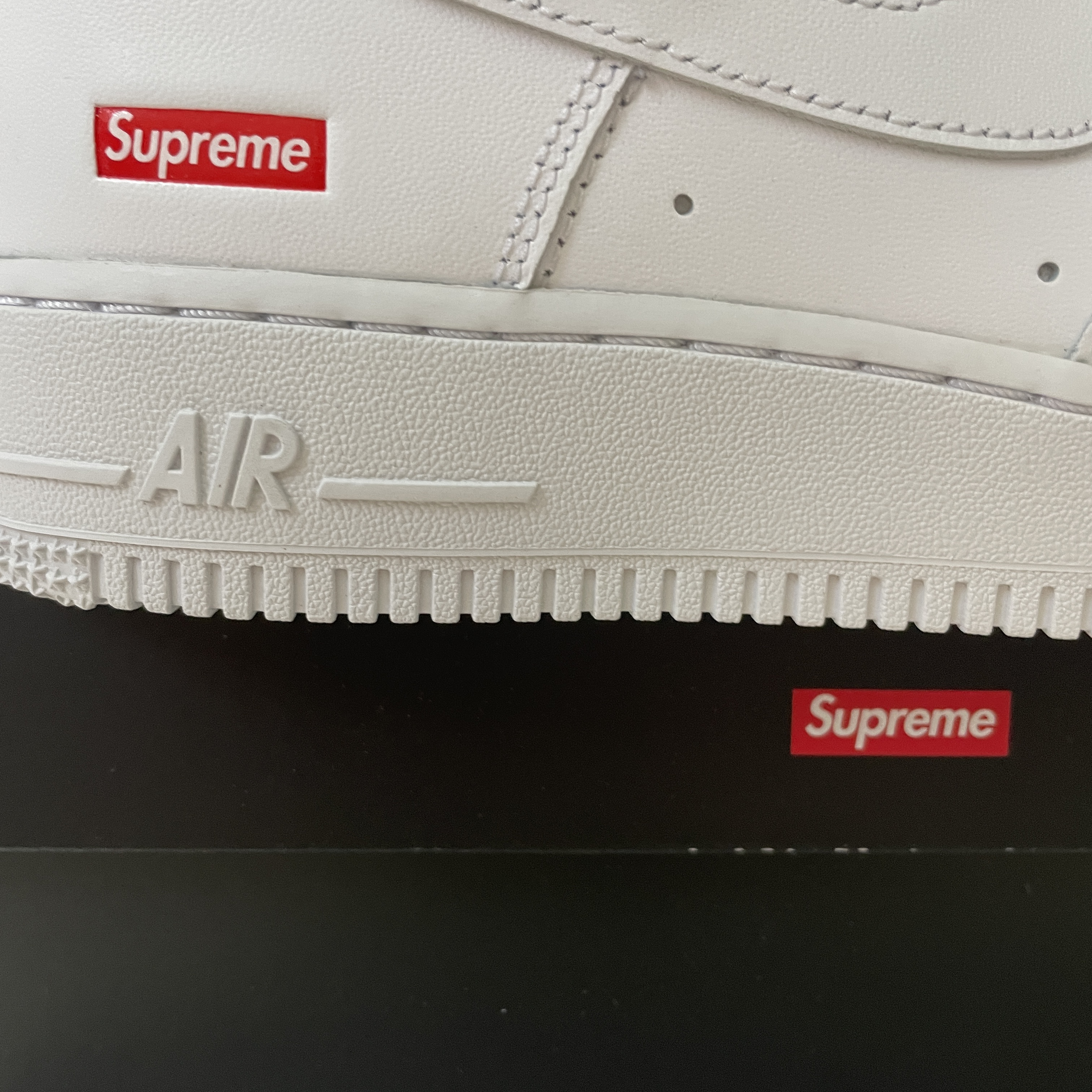 Nike x Supreme Air Force 1 Low White 착용 스타일 - 2