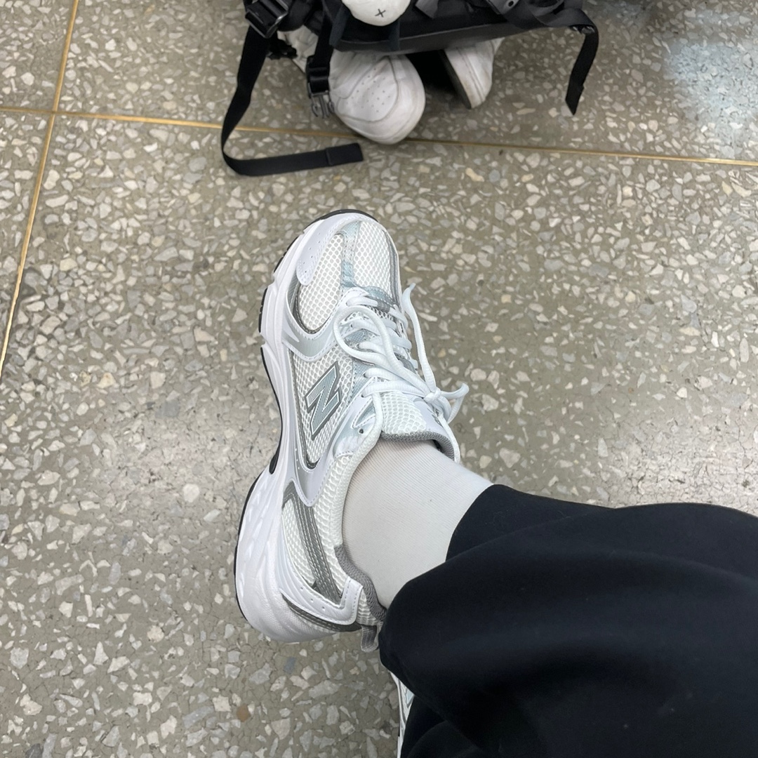 New Balance 530 White Silver 착용 스타일
