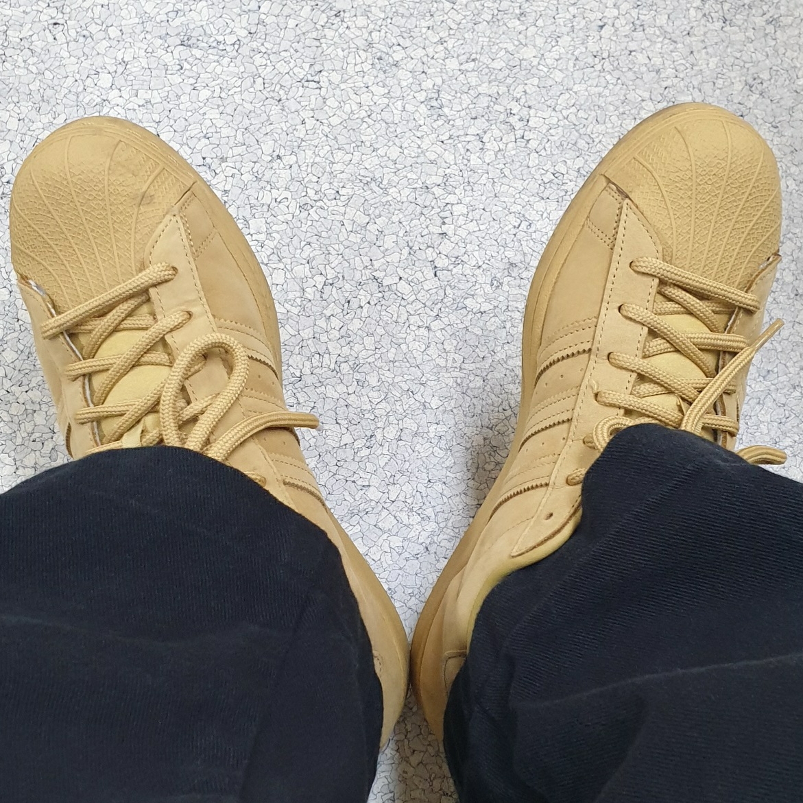 Adidas Superstar Golden Beige 착용 스타일
