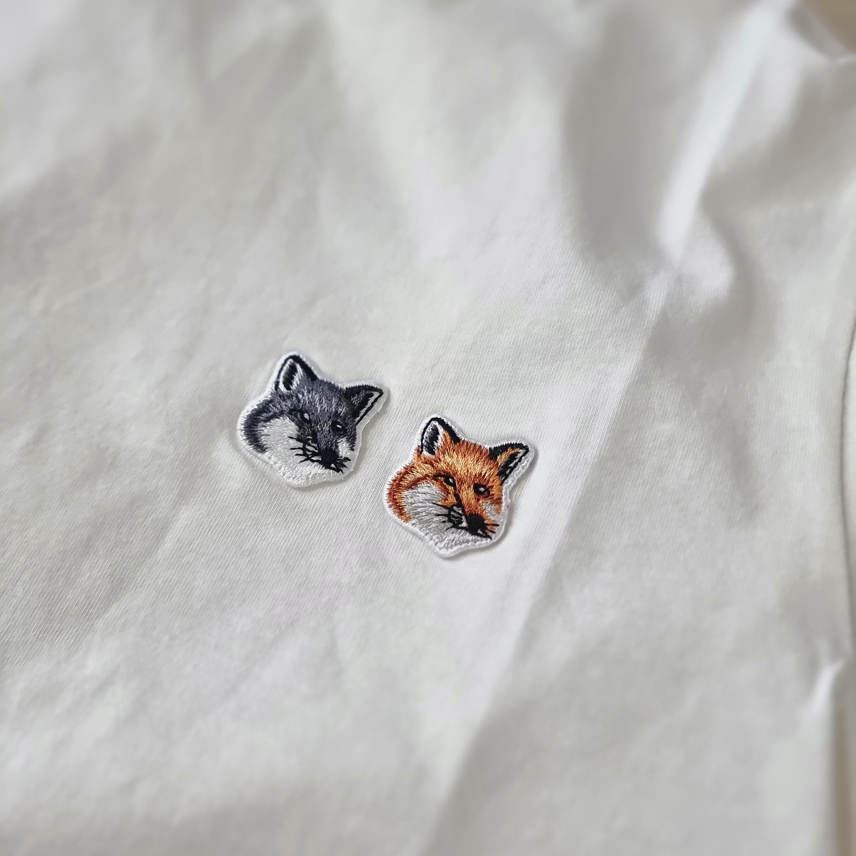 Maison Kitsune Double Fox Head Patch Classic T-Shirt Latte 착용 스타일