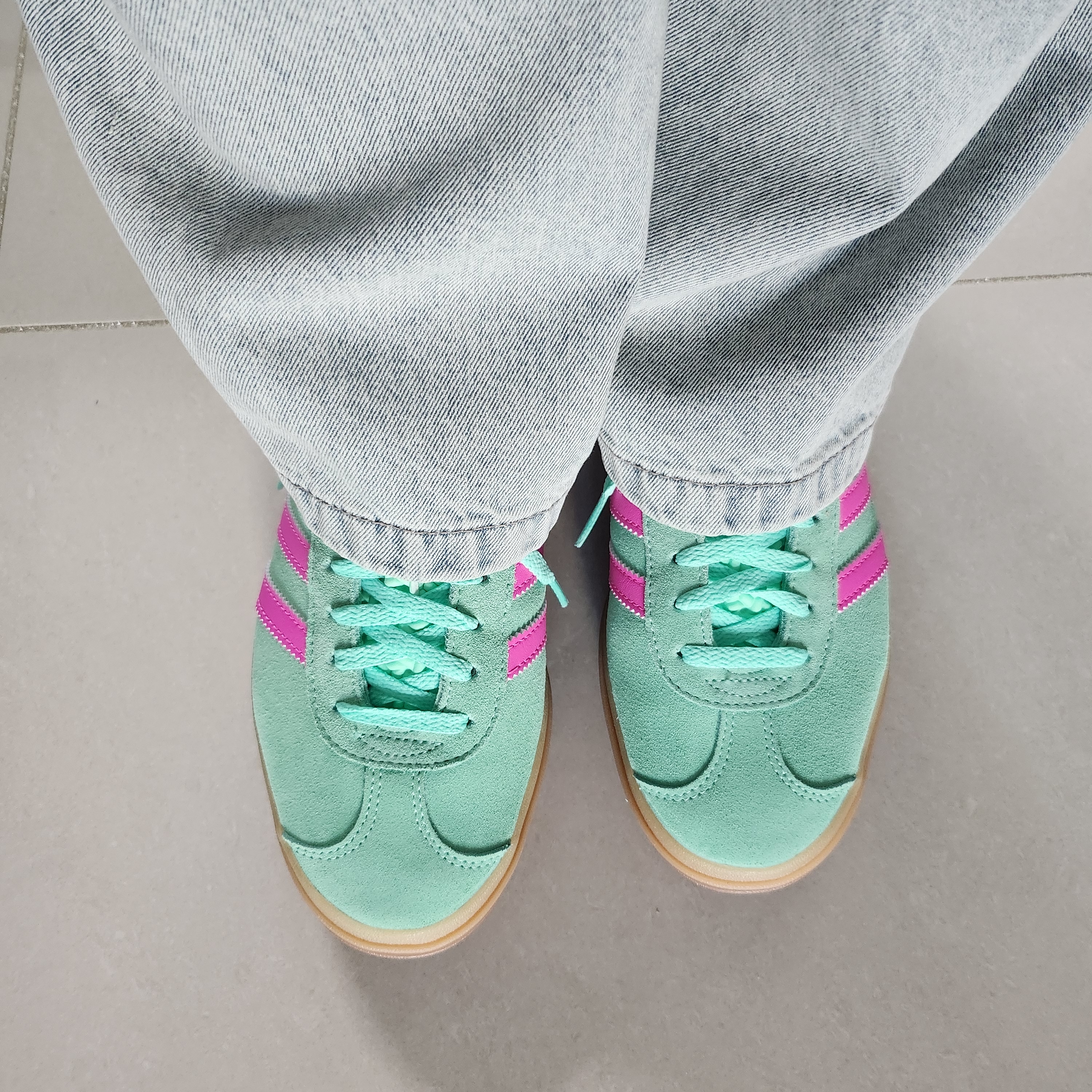 (W) Adidas Gazelle Bold Pulse Mint Pink 착용 스타일 - 1