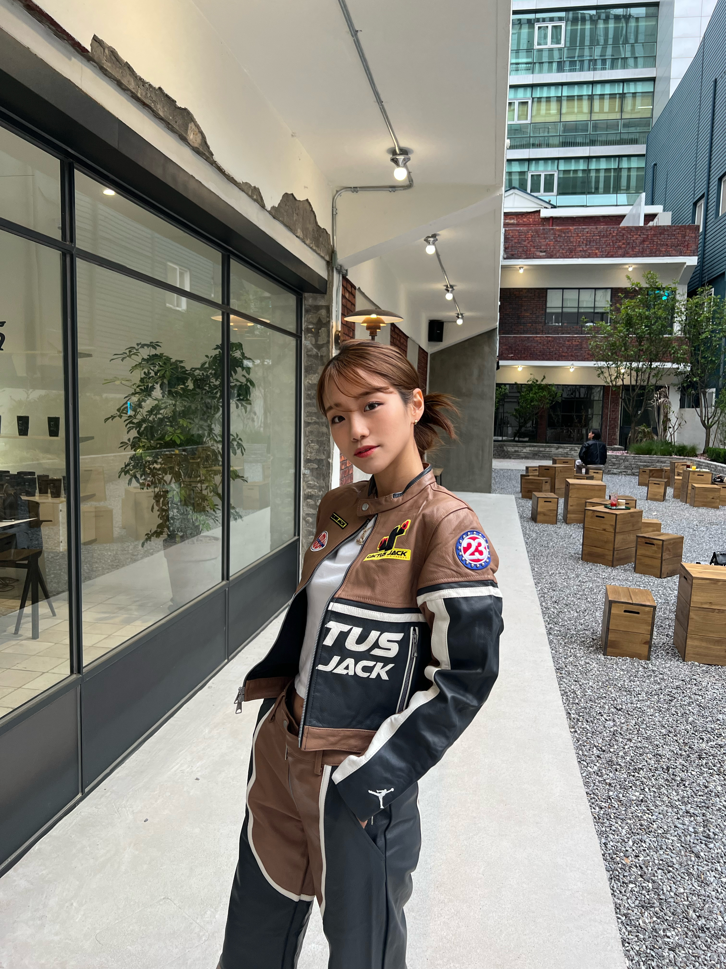 (W) Jordan x Travis Scott Leather Jacket Archaeo Brown - Asia, (W) Jordan x Travis Scott Leather Jacket Archaeo Brown - US/EU 착용 스타일 - 3