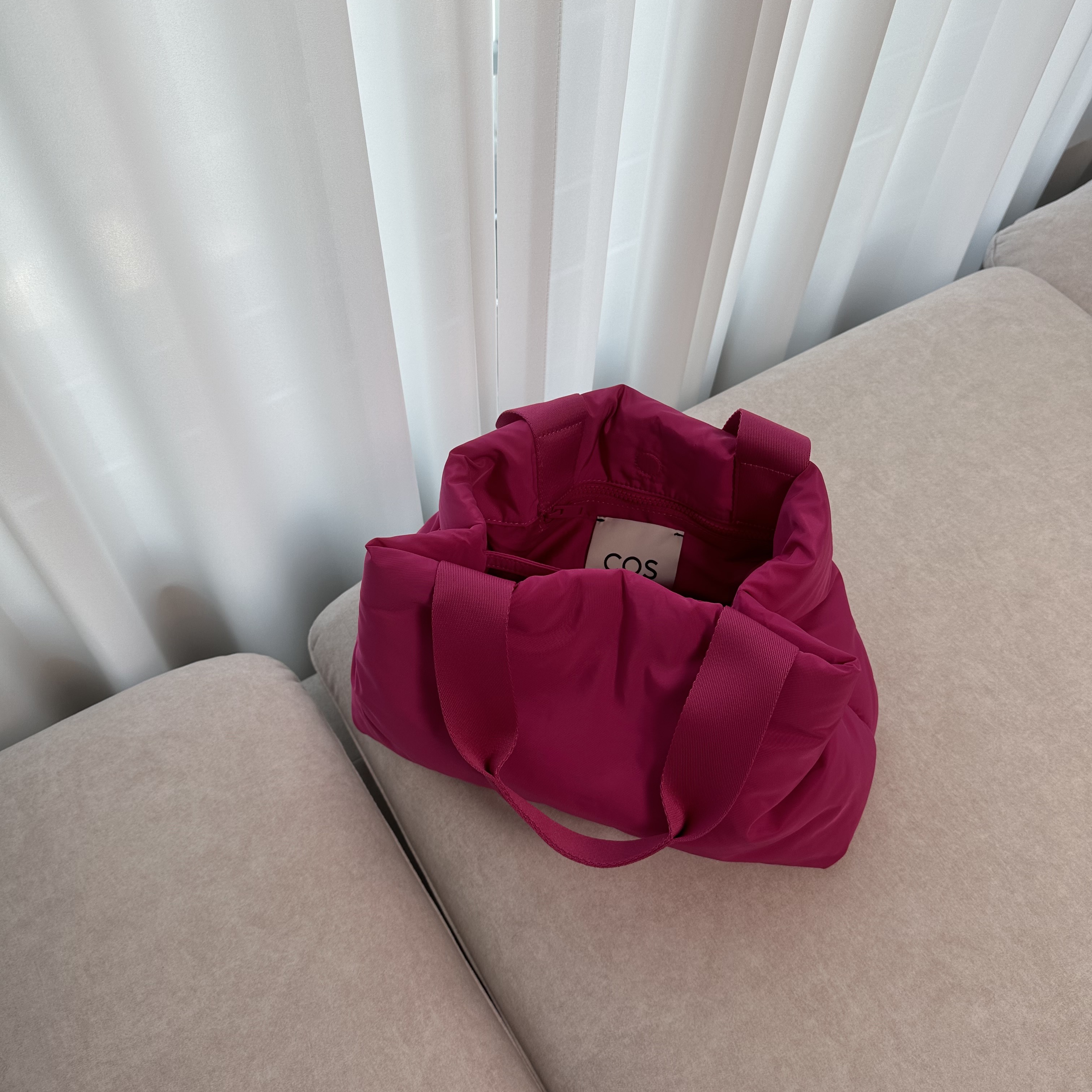 COS Padded Shopper Bag Pink 착용 스타일