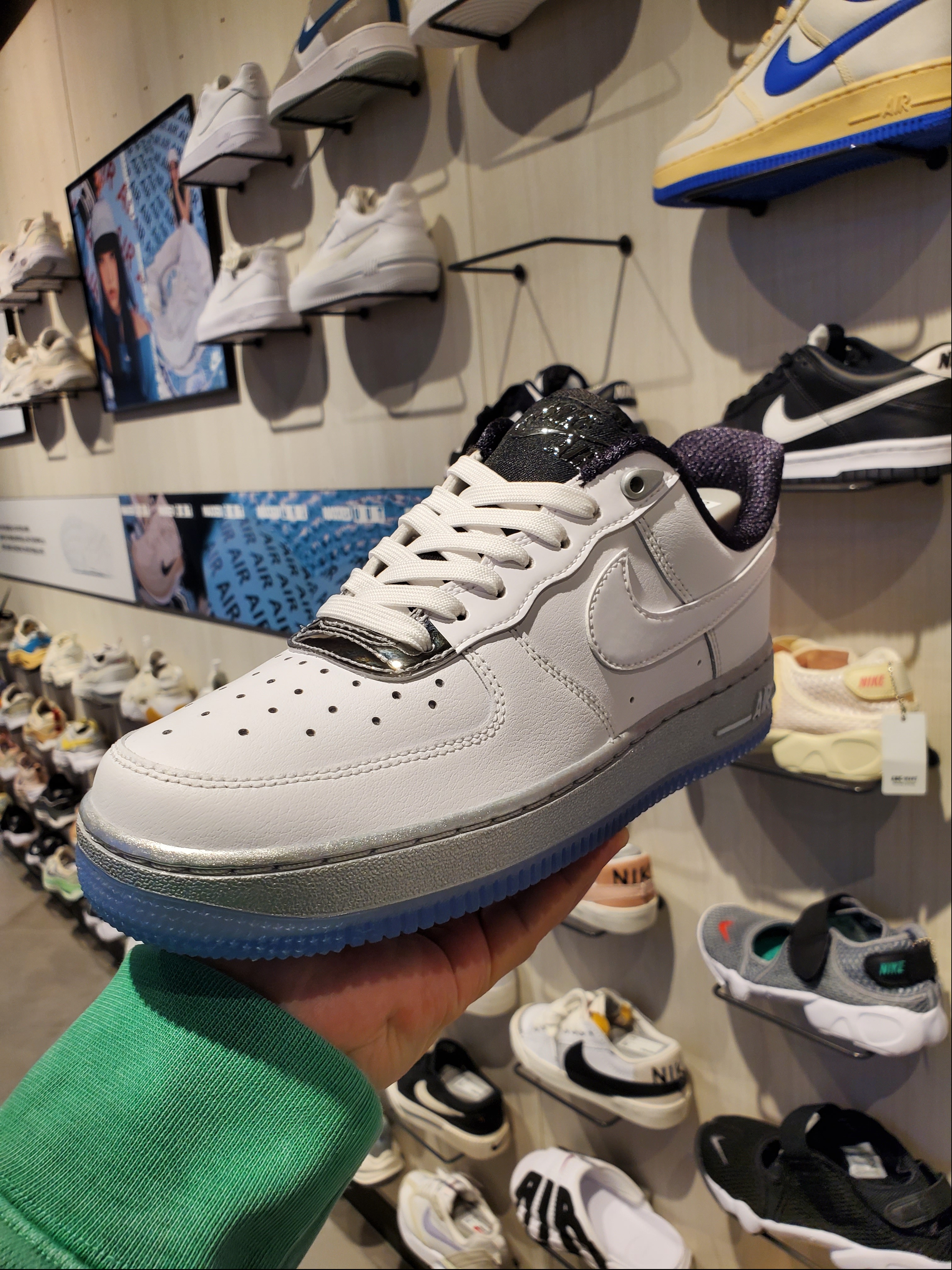 (W) Nike Air Force 1 '07 SE White Metallic Silver 착용 스타일 - 2