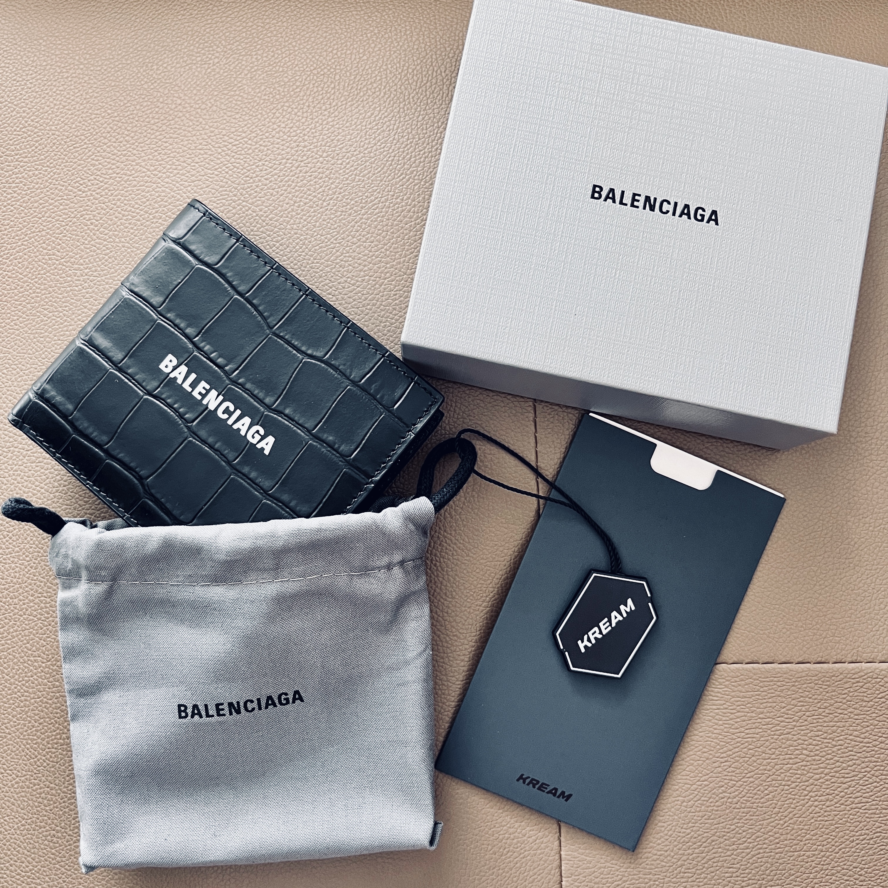 Balenciaga Semi Matt Embossed Crocodile Calfskin Cash Squarer Folded Coin Wallet Black 착용 스타일