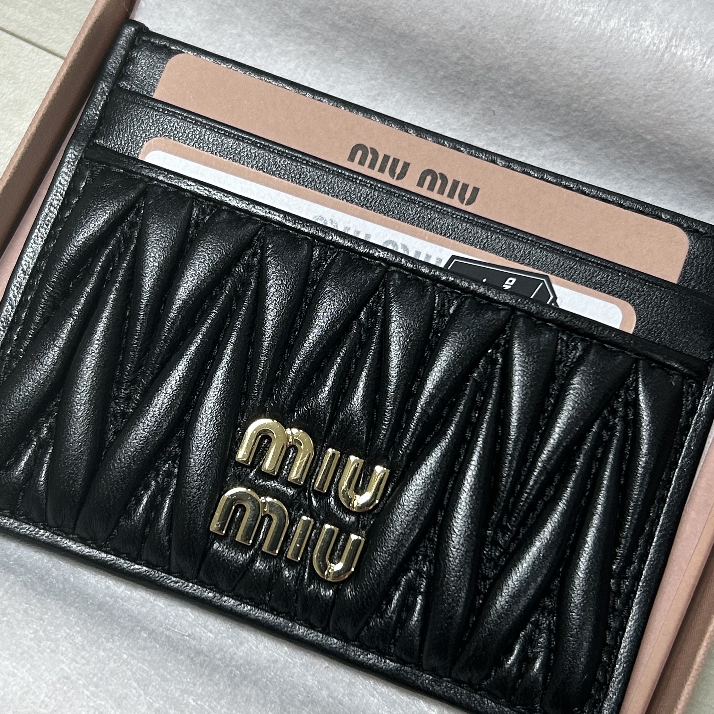 Miu Miu Matelasse Nappa Leather Card Holder Black 착용 스타일