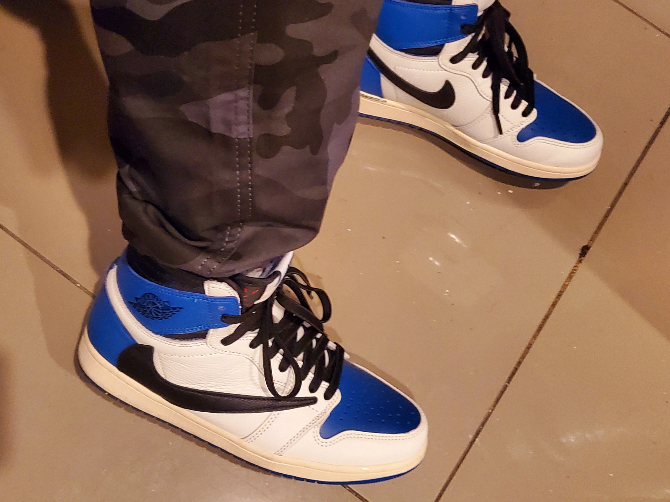 Jordan 1 x Travis Scott x Fragment Retro High OG SP Military Blue 착용 스타일 - 1