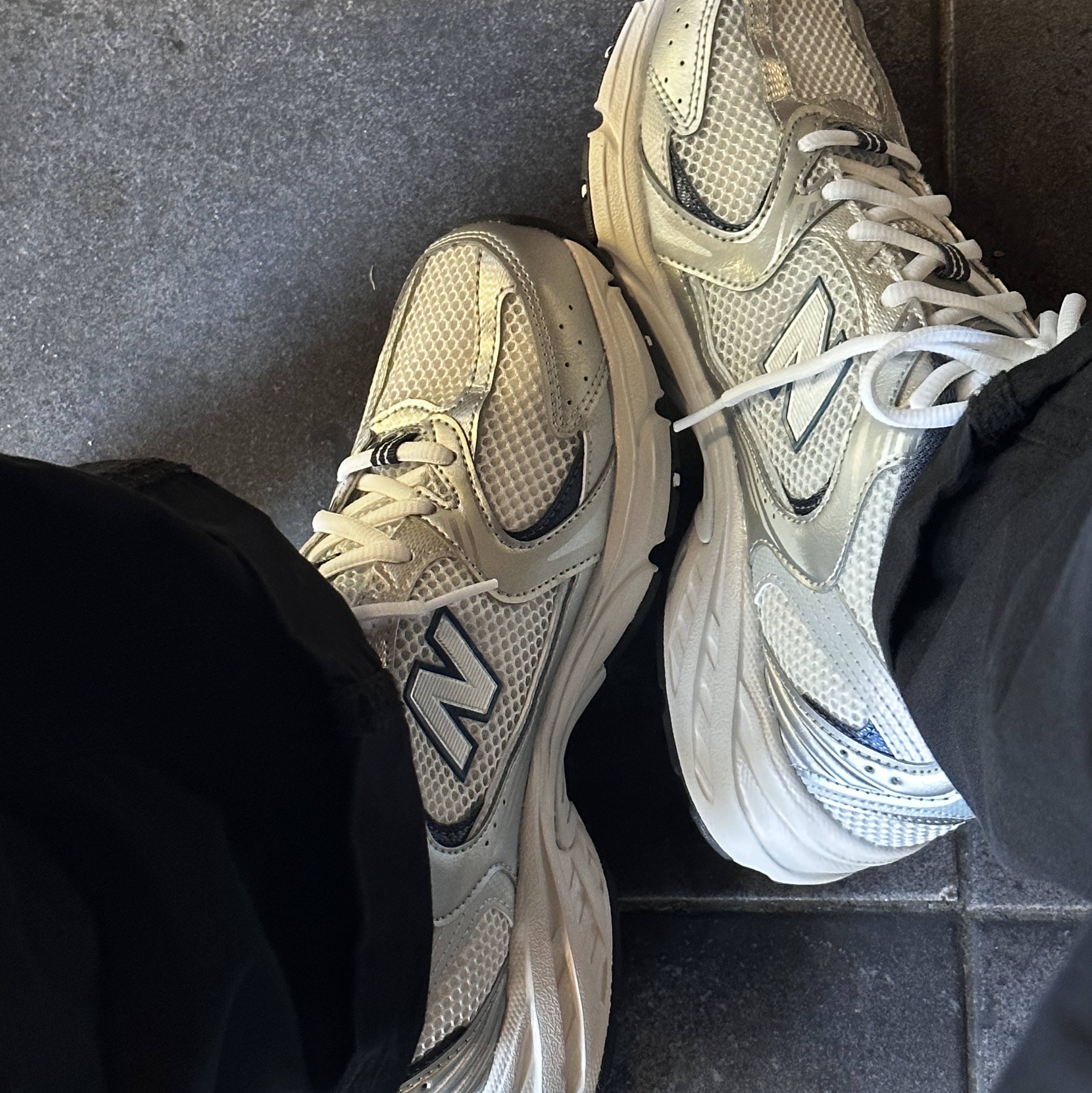 New Balance 530 Steel Grey 착용 스타일