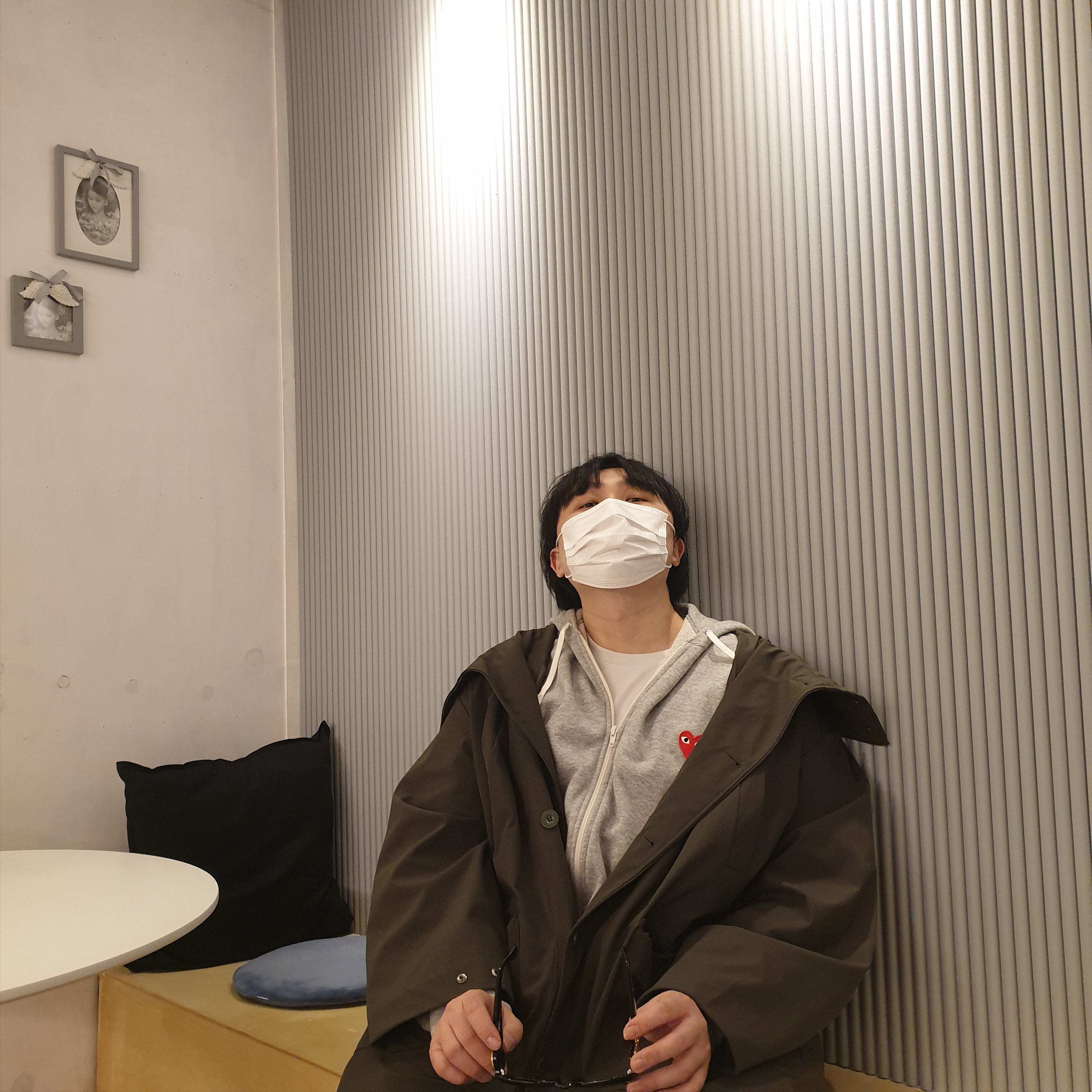 Converse x Play Comme des Garcons Chuck 70 Ox Black, Play Comme des Garcons Red Heart Zip Hooded Sweatshirt Grey 착용 스타일 - 4