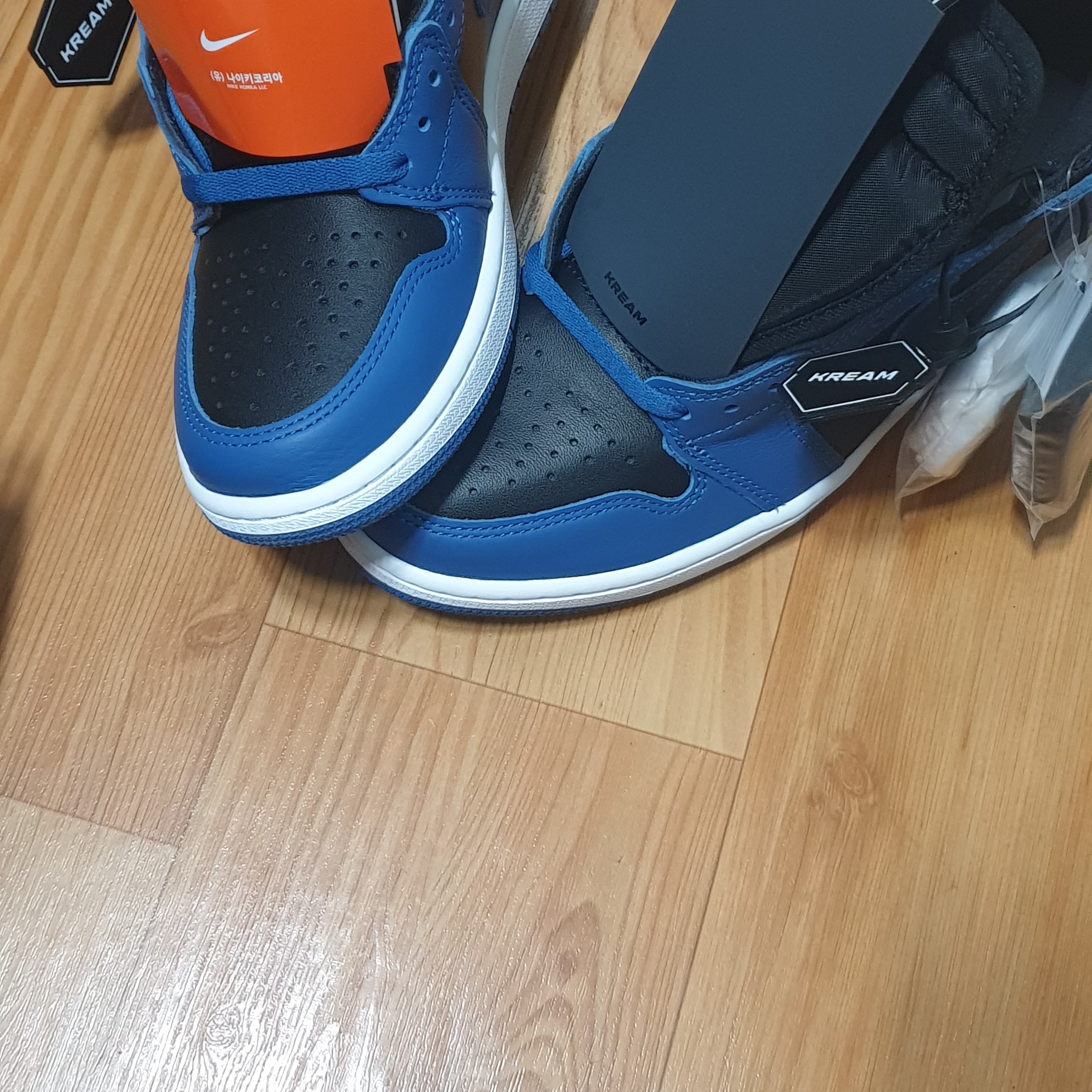 조던 1 레트로 하이 OG 다크 마리나 블루 착용 스타일 - 2
