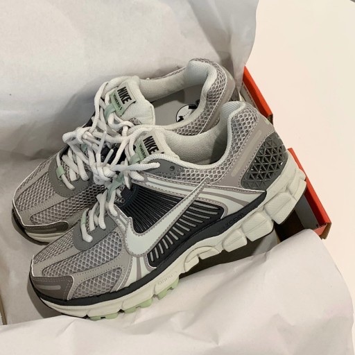 (W) Nike Zoom Vomero 5 Cobblestone and Flat Pewter 착용 스타일