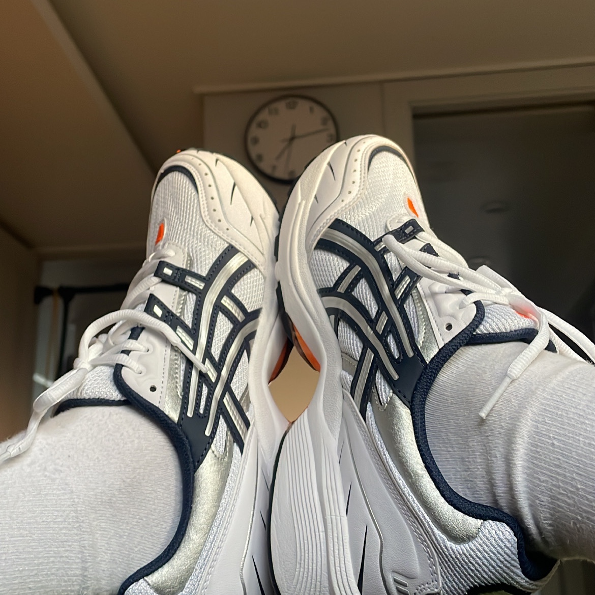 Asics Gel-1090 White Midnight 착용 스타일