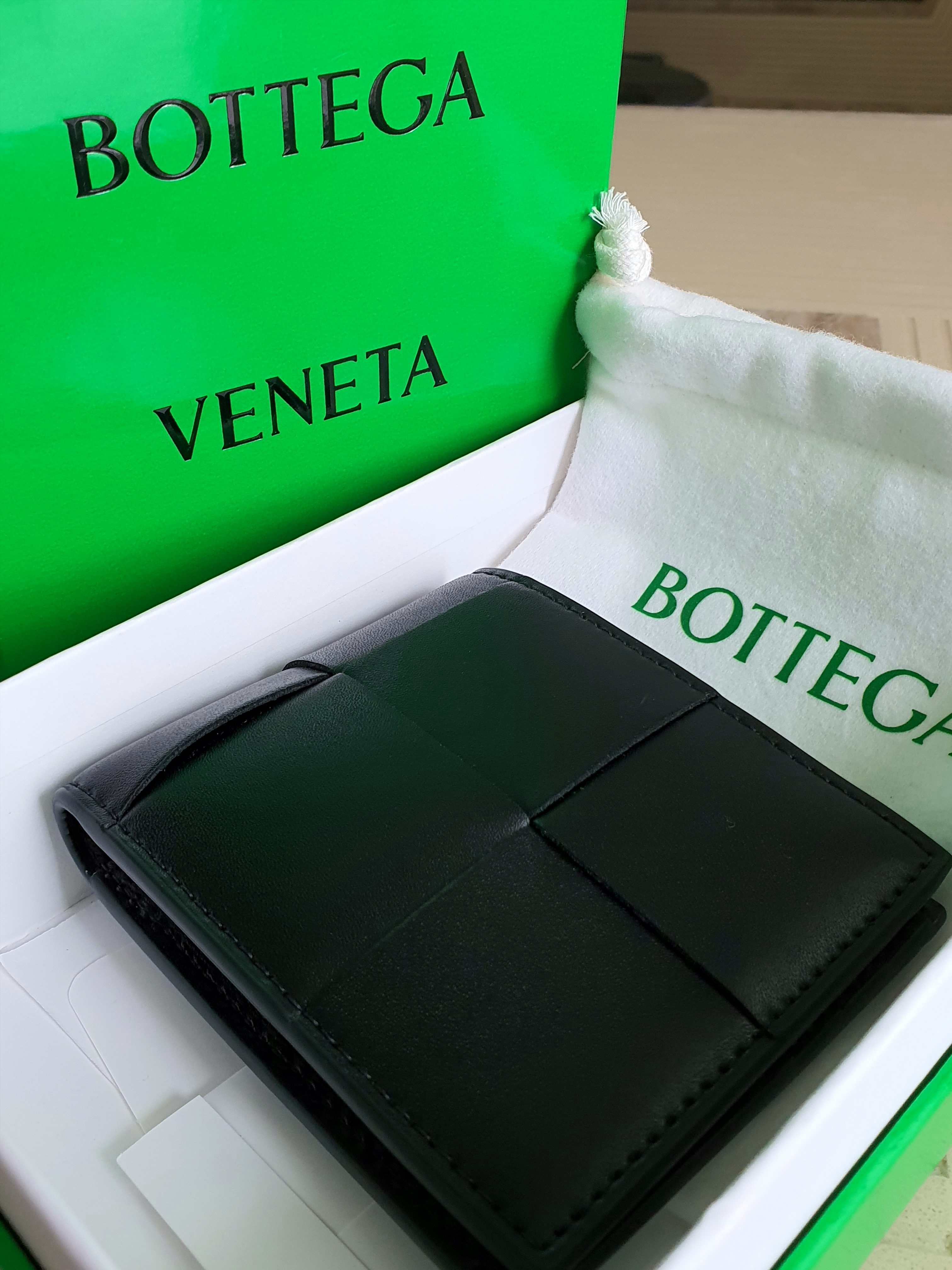 Bottega Veneta Bi-Fold Wallet Black 착용 스타일