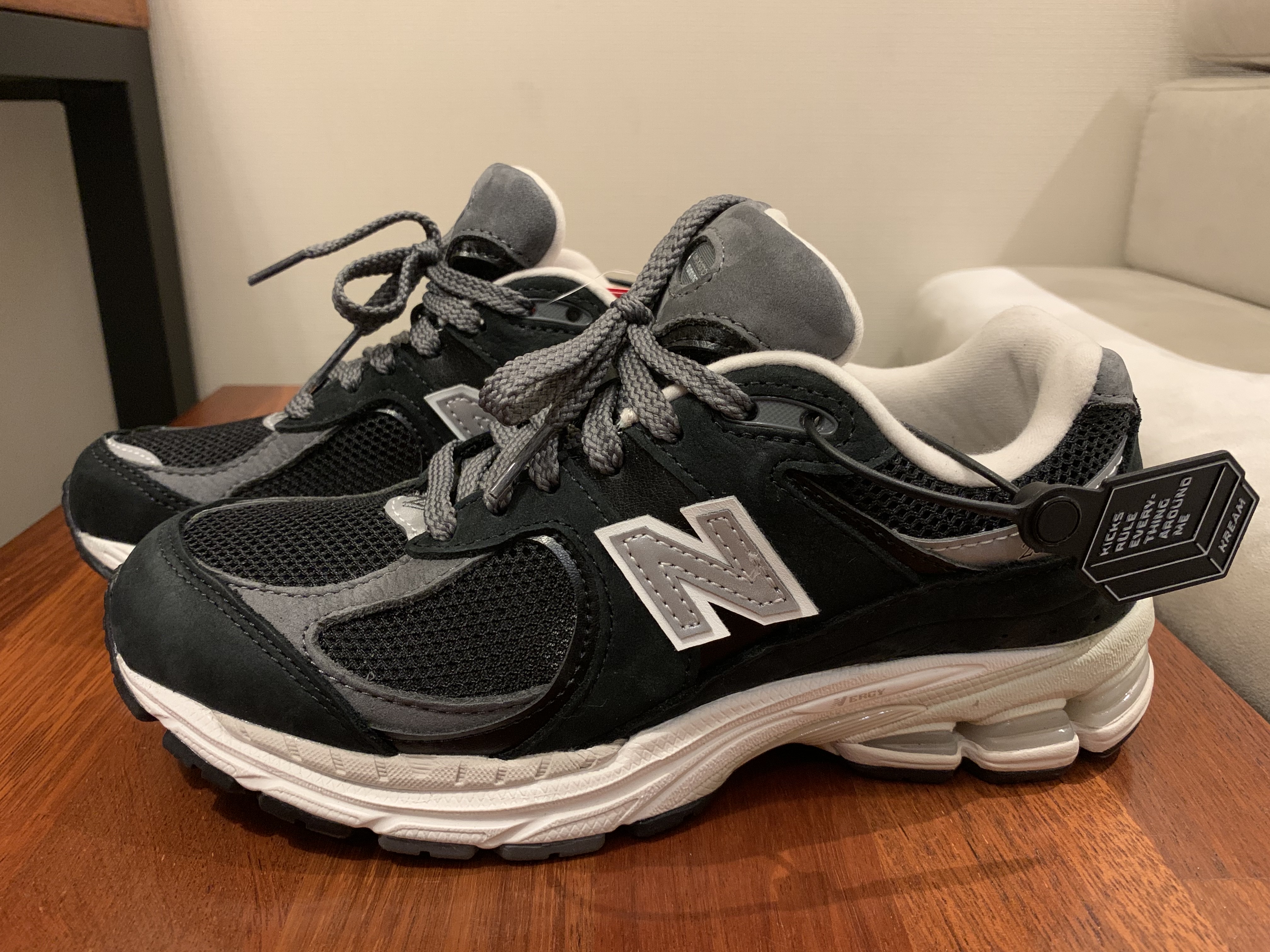 New Balance 2002R Premium Vintage Black 착용 스타일
