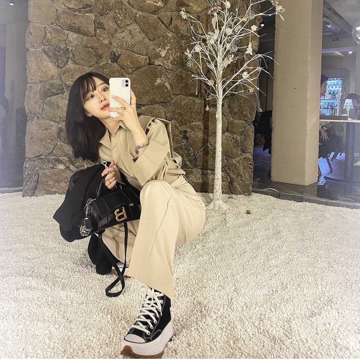 Converse Run Star Hike Hi Black White Gum, Balenciaga Hourglass XS Handbag Black 착용 스타일