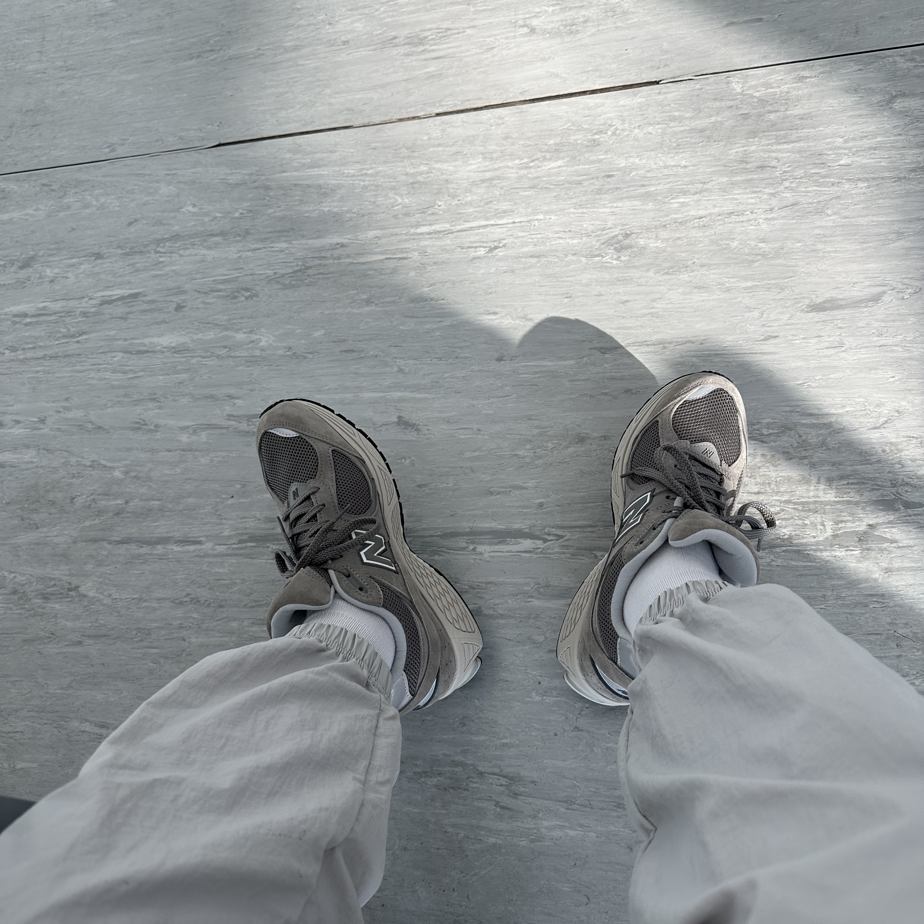New Balance 2002R Grey 착용 스타일