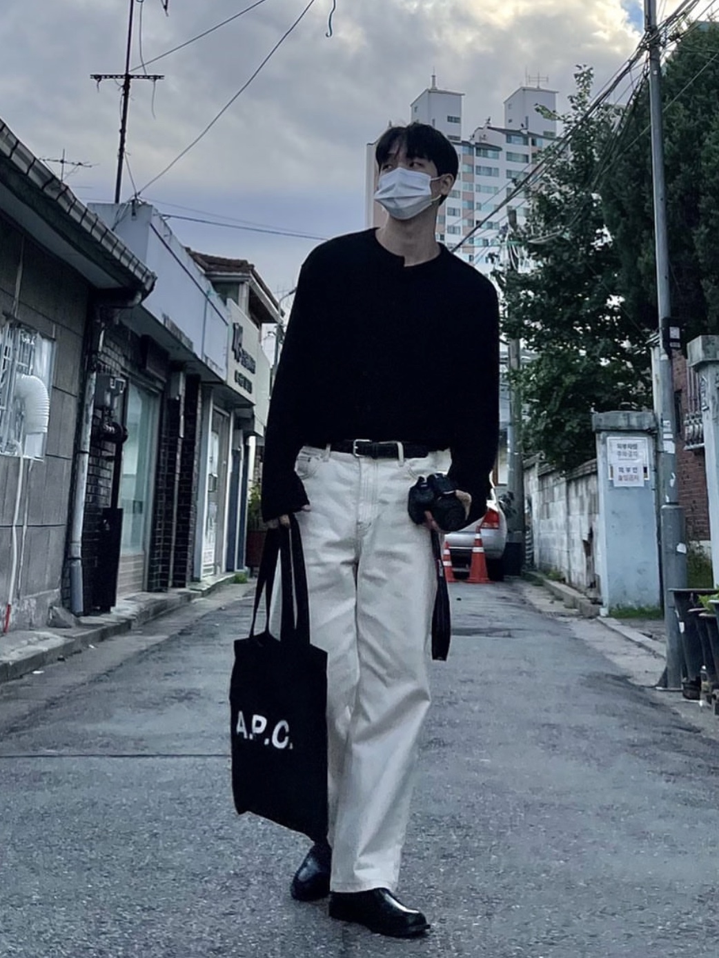 A.P.C. Lou Denim Tote Bag Black 착용 스타일