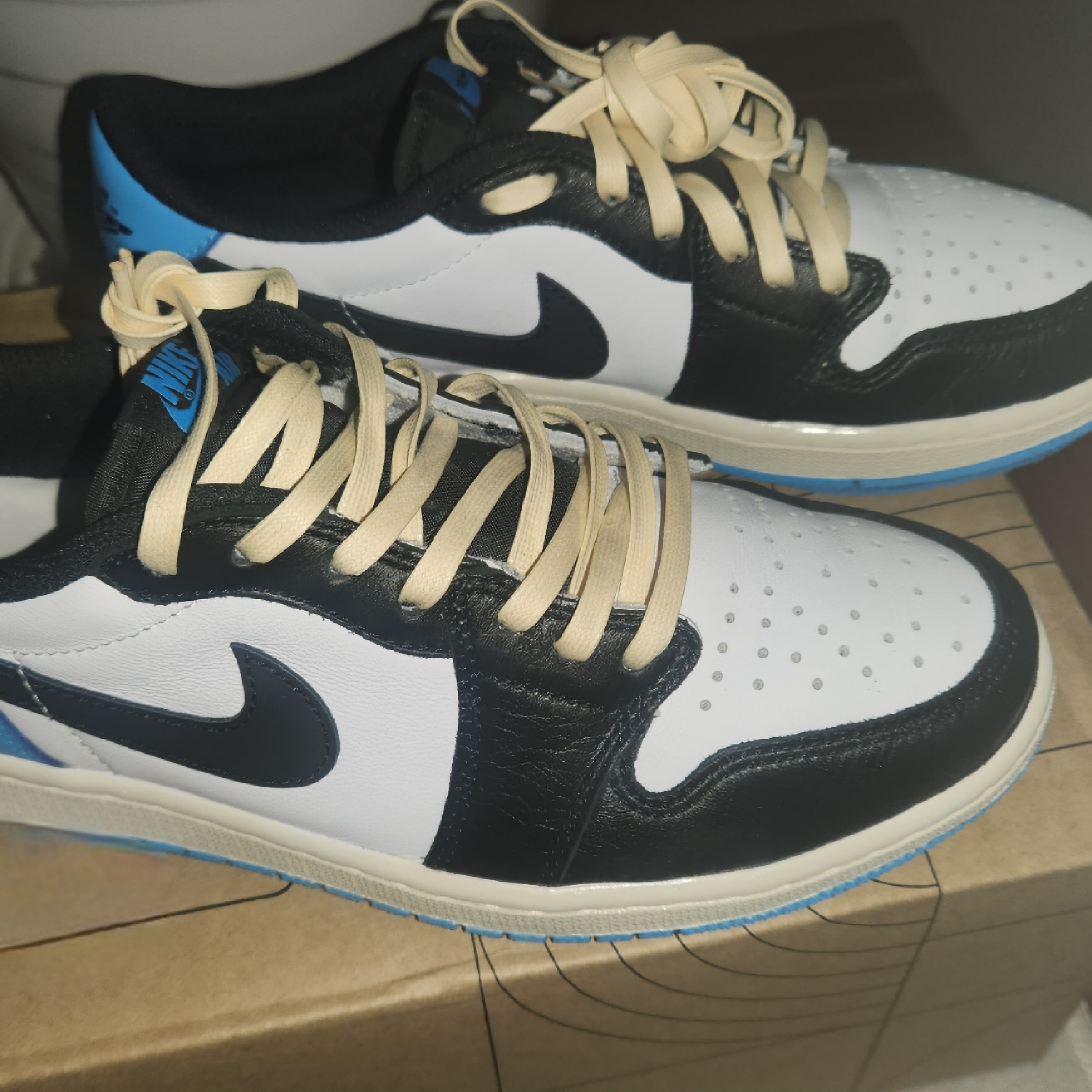 Jordan 1 Retro Low OG Black and Dark Powder Blue 착용 스타일 - 2