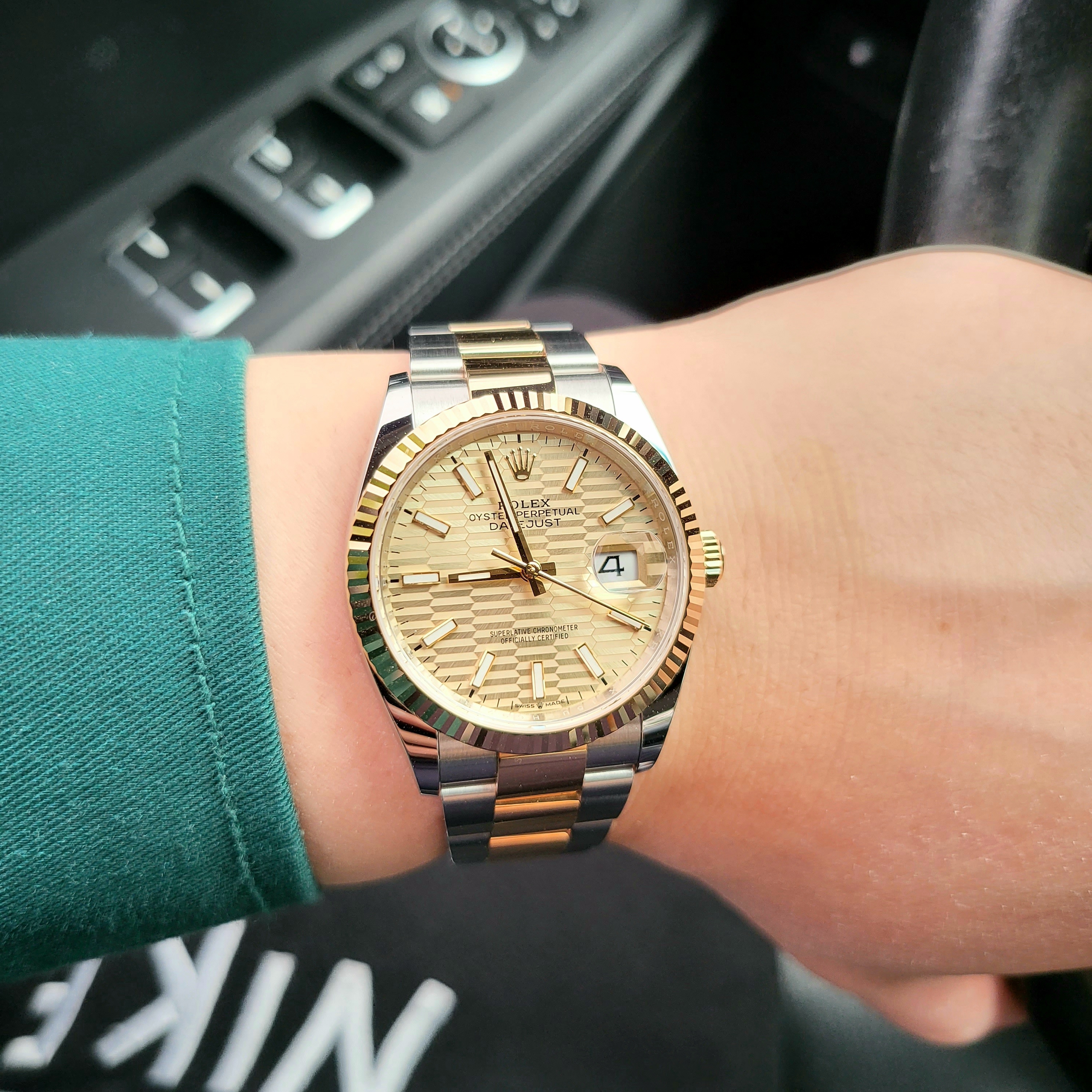 Rolex Datejust 36mm 126233 Fluted Motif Golden Oyster 착용 스타일
