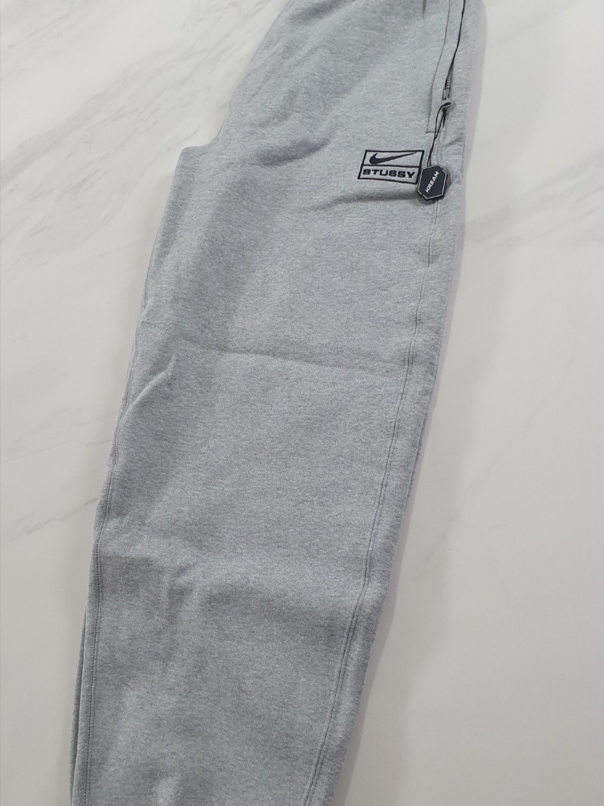 Nike x Stussy NRG Fleece Pants Dark Grey Heather (DO9340-063) 착용 스타일 - 1