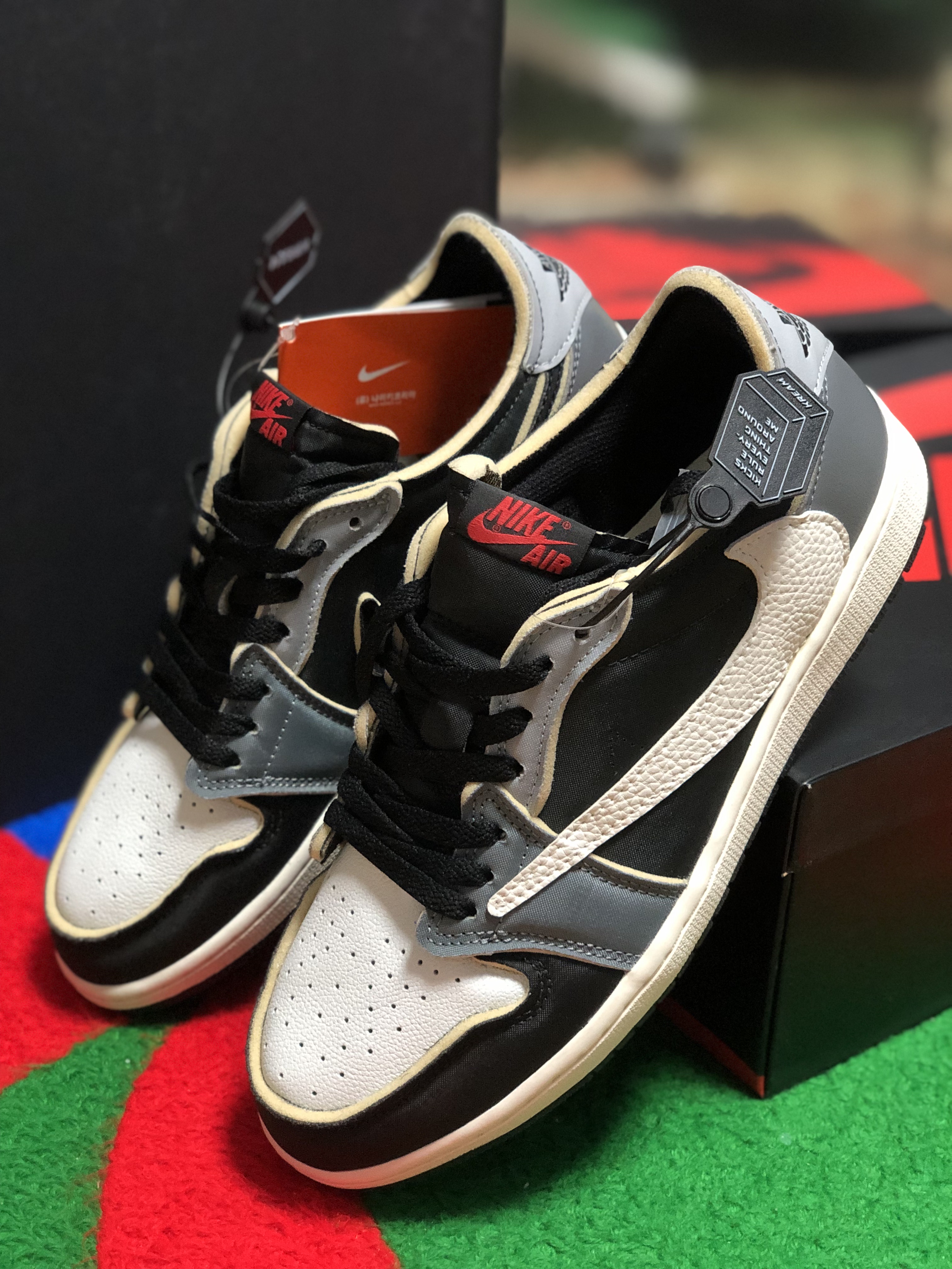 Jordan 1 Retro Low OG EX Black and Smoke Grey 착용 스타일 - 1
