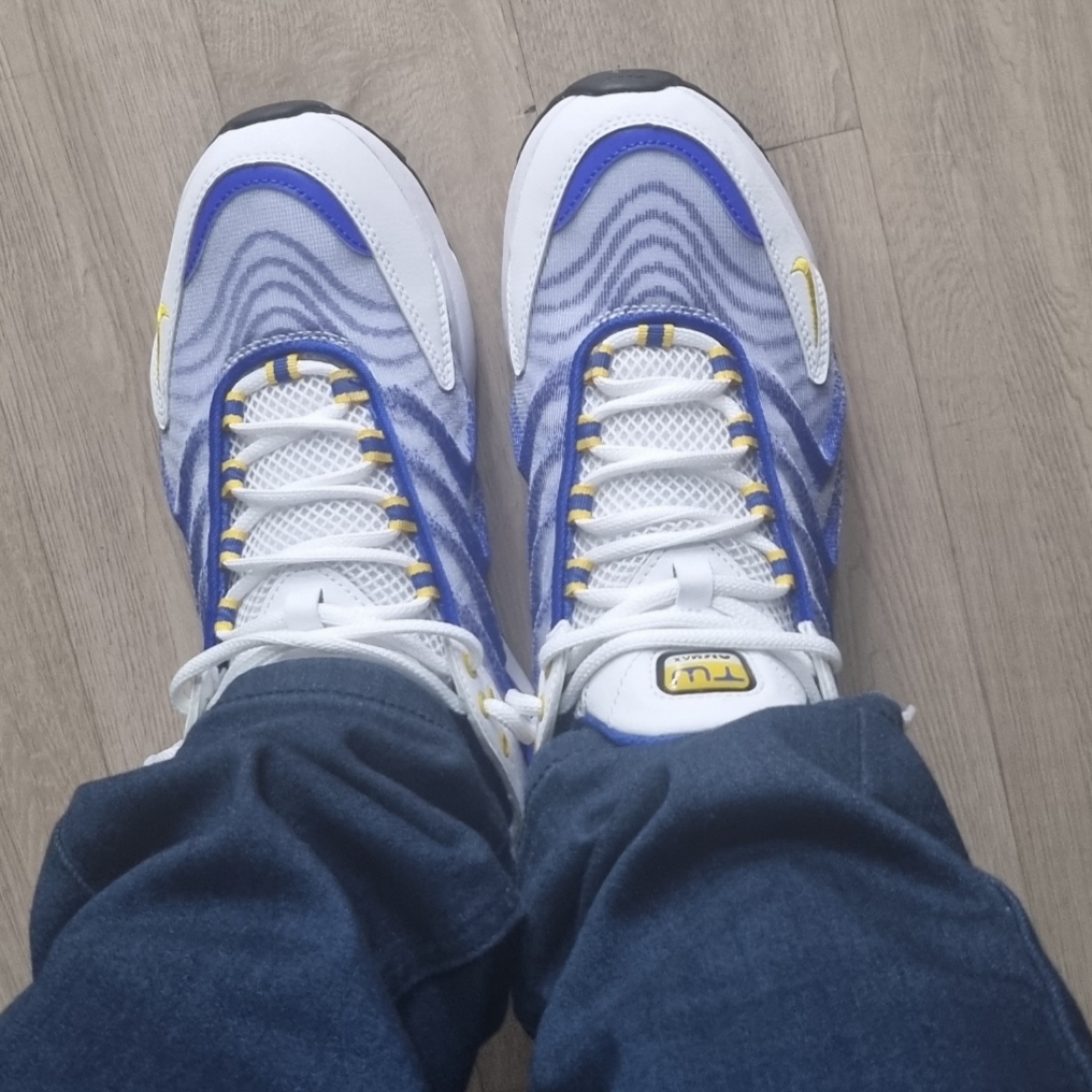Nike Air Max TW Racer Blue and Speed Yellow 착용 스타일