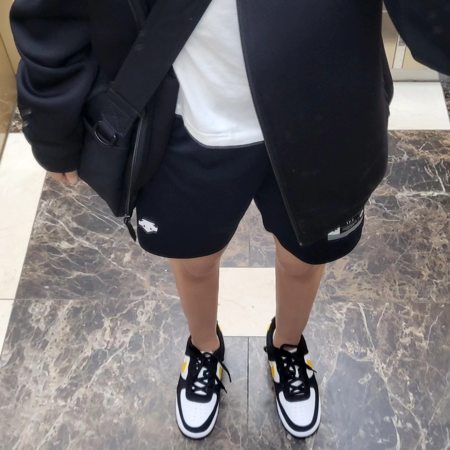 (GS) Nike Air Force 1 LV8 Athletic Club Black Dark Sulfur 착용 스타일
