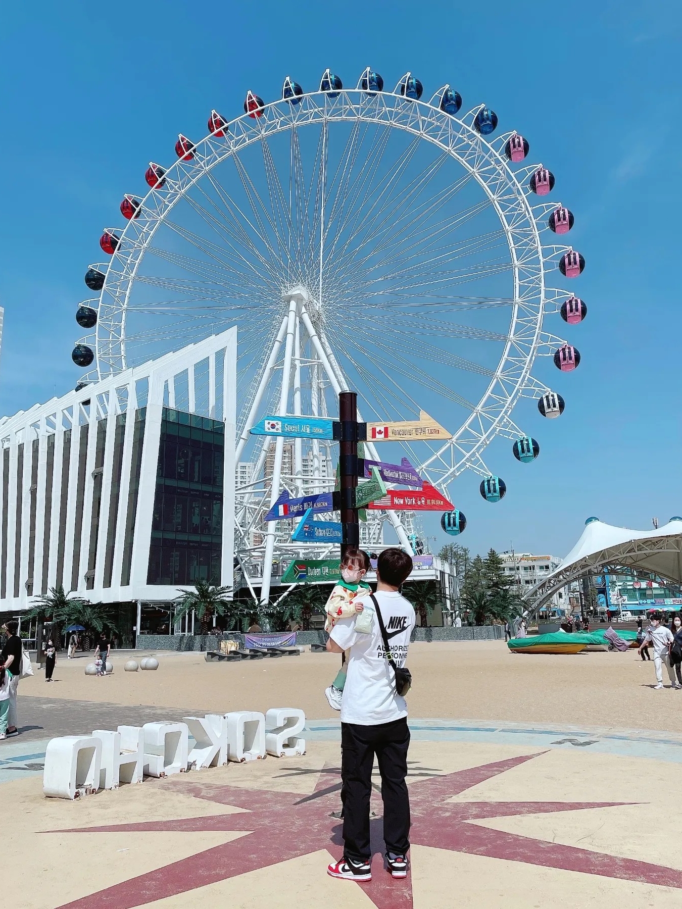 나이키 x NBA 덩크 로우 레트로 EMB 블랙 앤 칠리 레드 착용 스타일 - 4