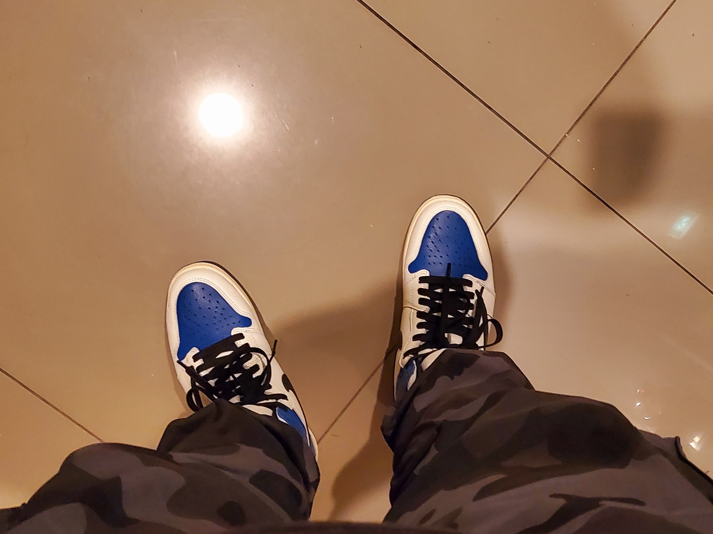 Jordan 1 x Travis Scott x Fragment Retro High OG SP Military Blue 착용 스타일 - 3