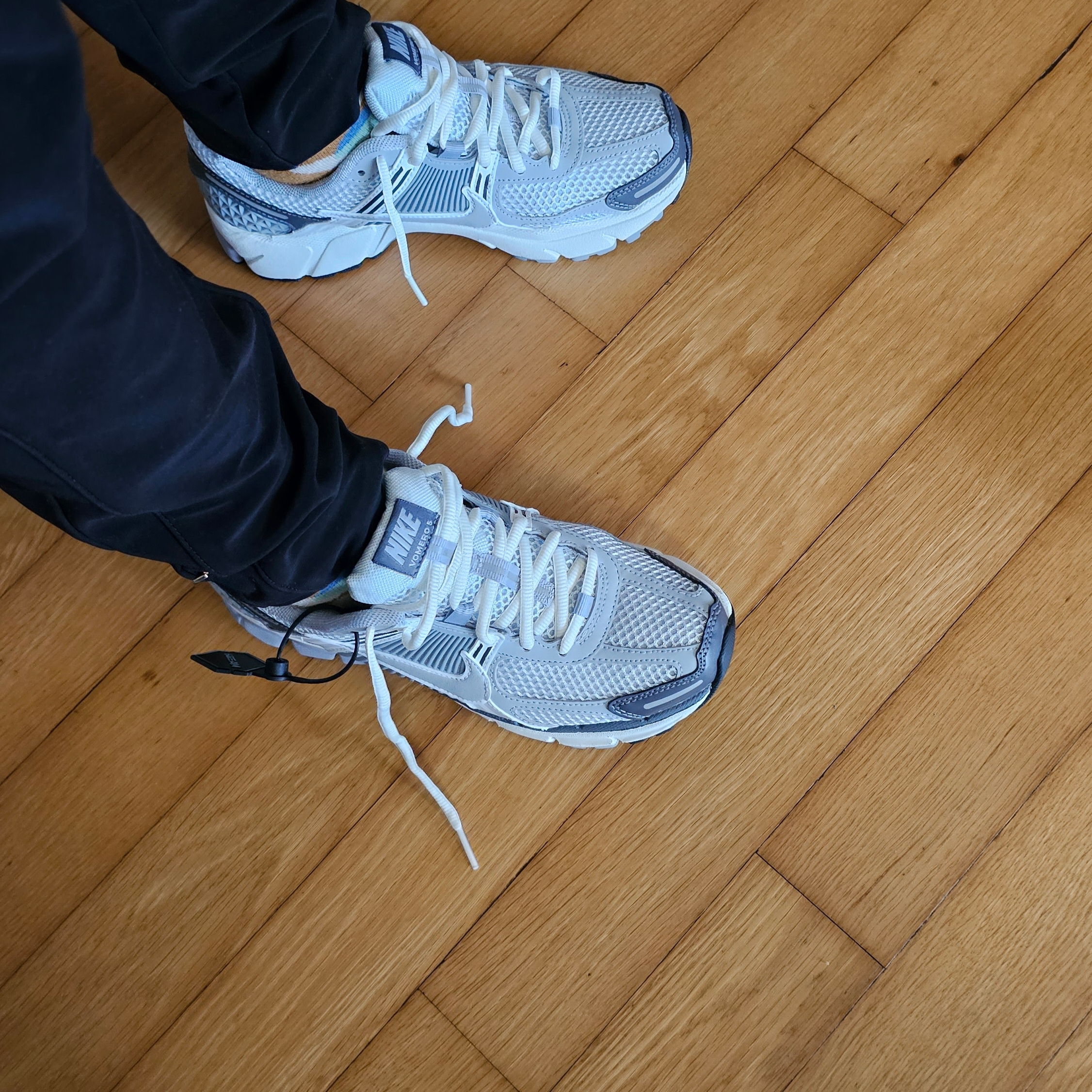 (W) Nike Zoom Vomero 5 Pure Platinum Metallic Silver 착용 스타일