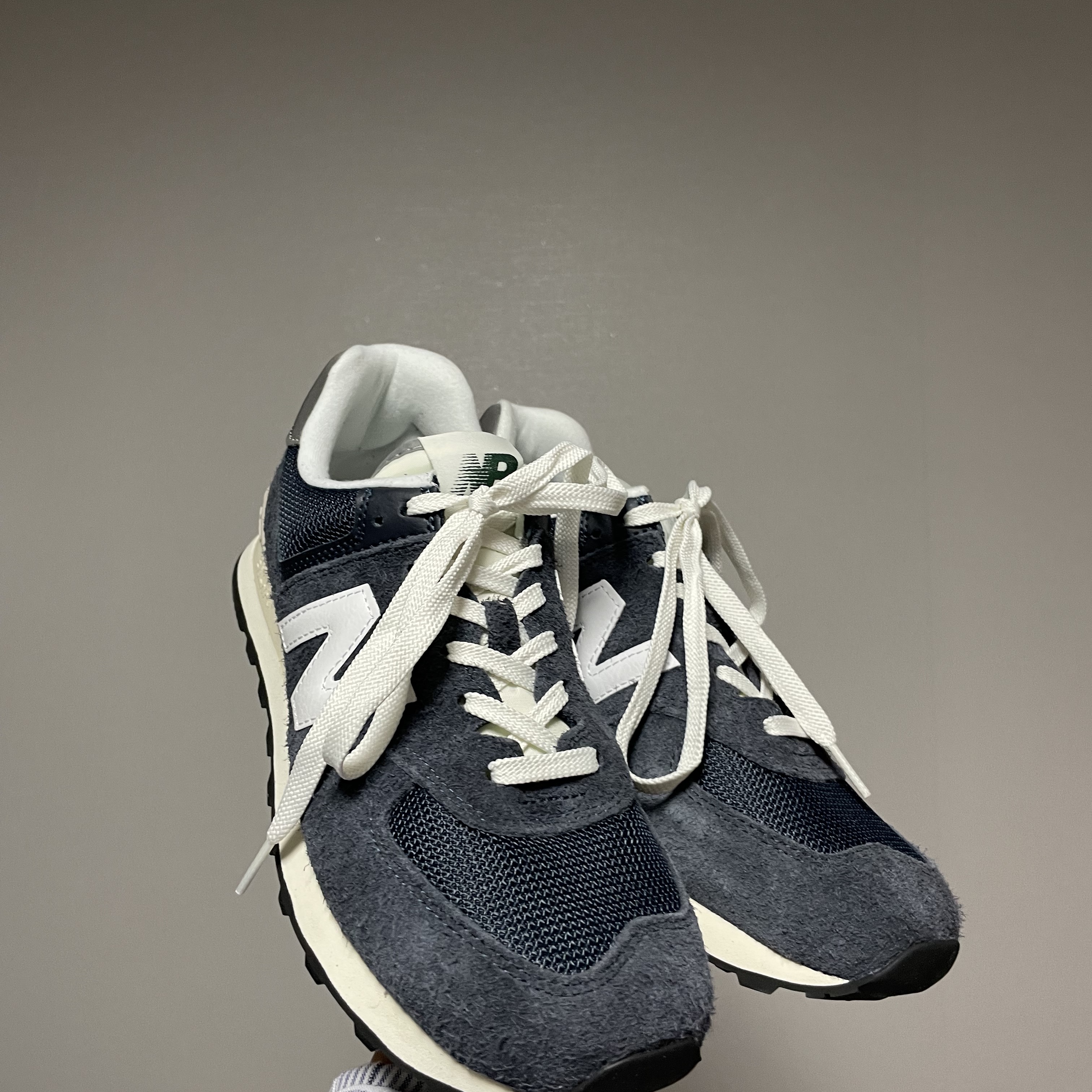 New Balance 574 Heritage Navy 착용 스타일 - 2