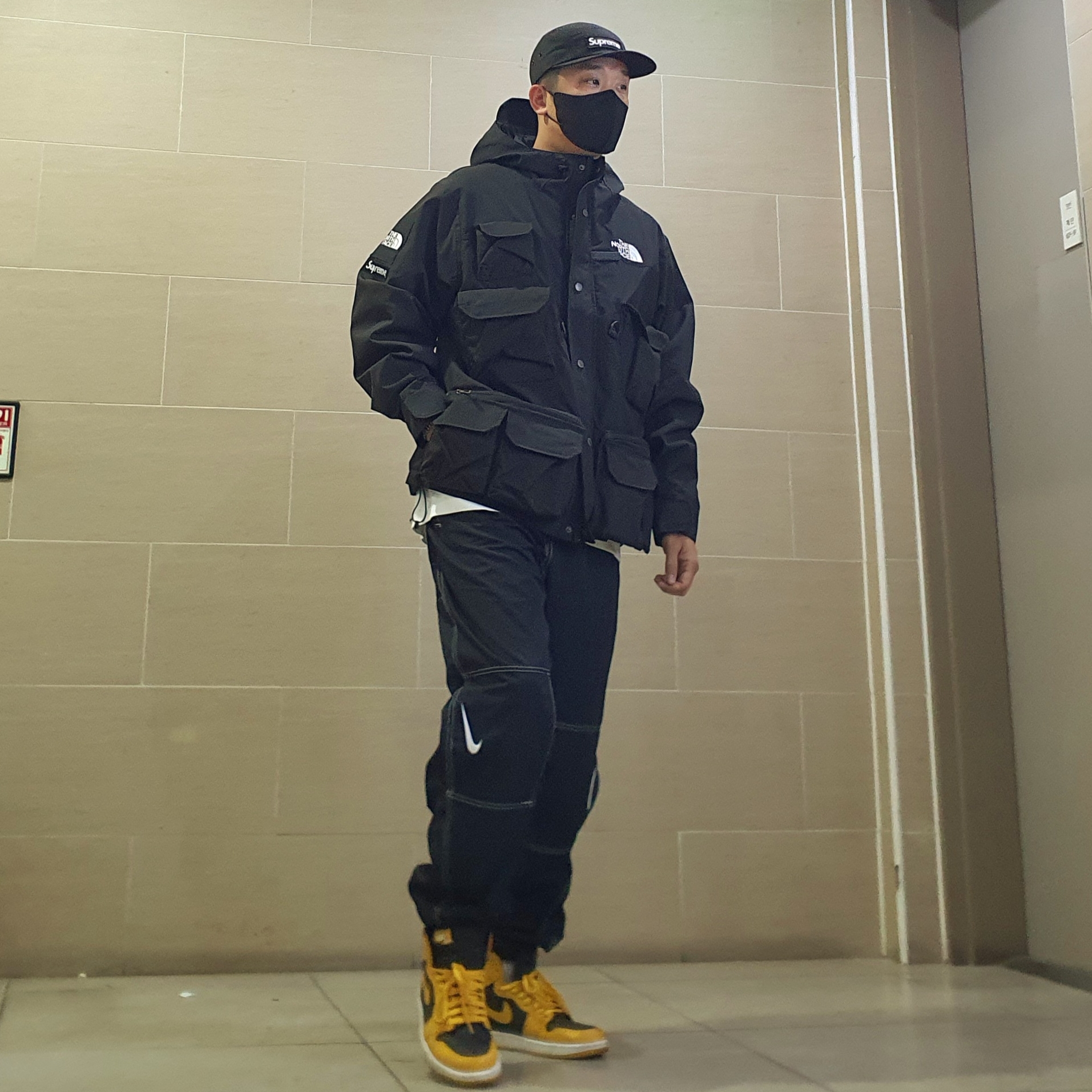 Supreme x The North Face Cargo Jacket Black - 20SS, Supreme Military Camp Cap Black - 20SS 착용 스타일 - 1
