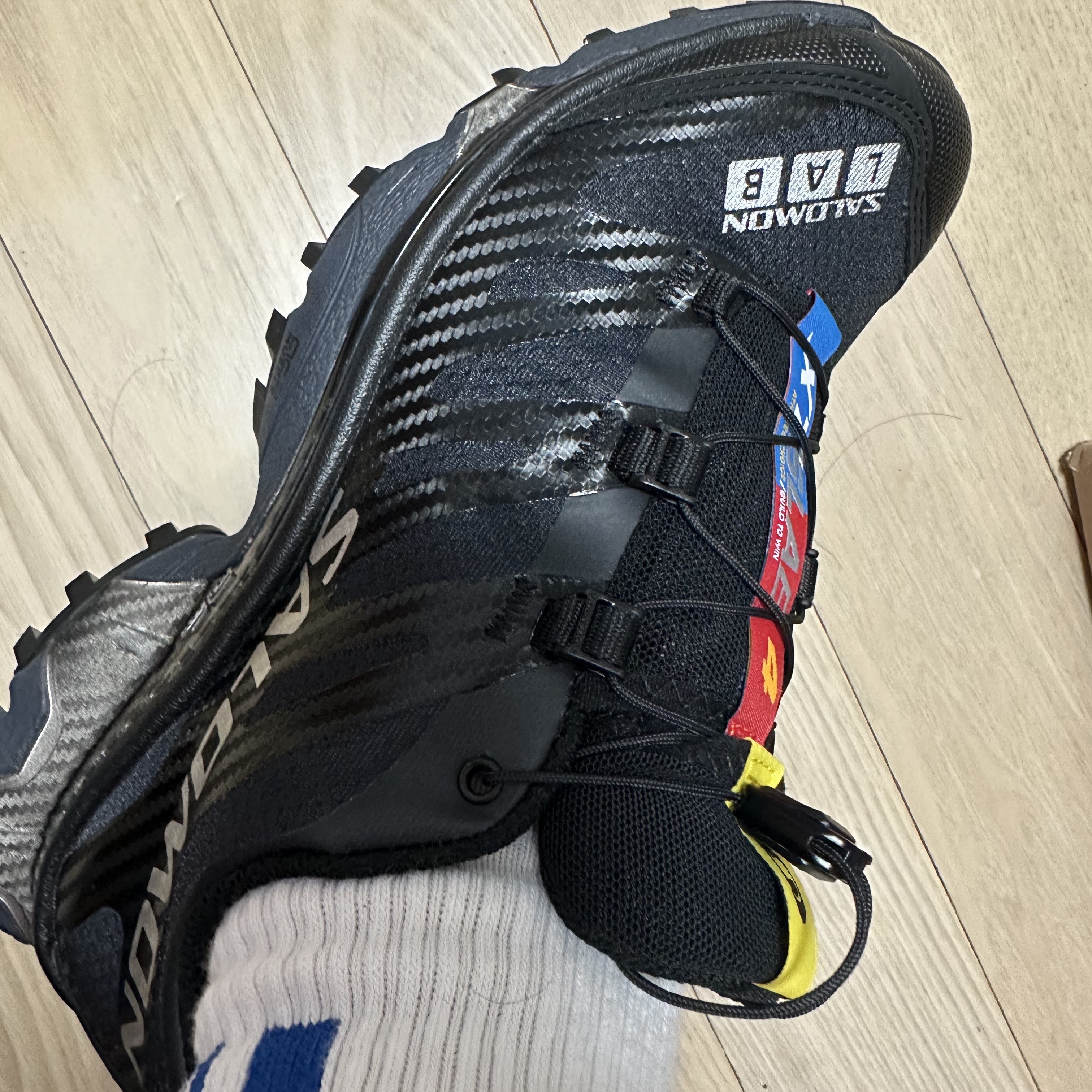 살로몬 XT-4 블랙 실버 메탈릭 착용 스타일 - 4