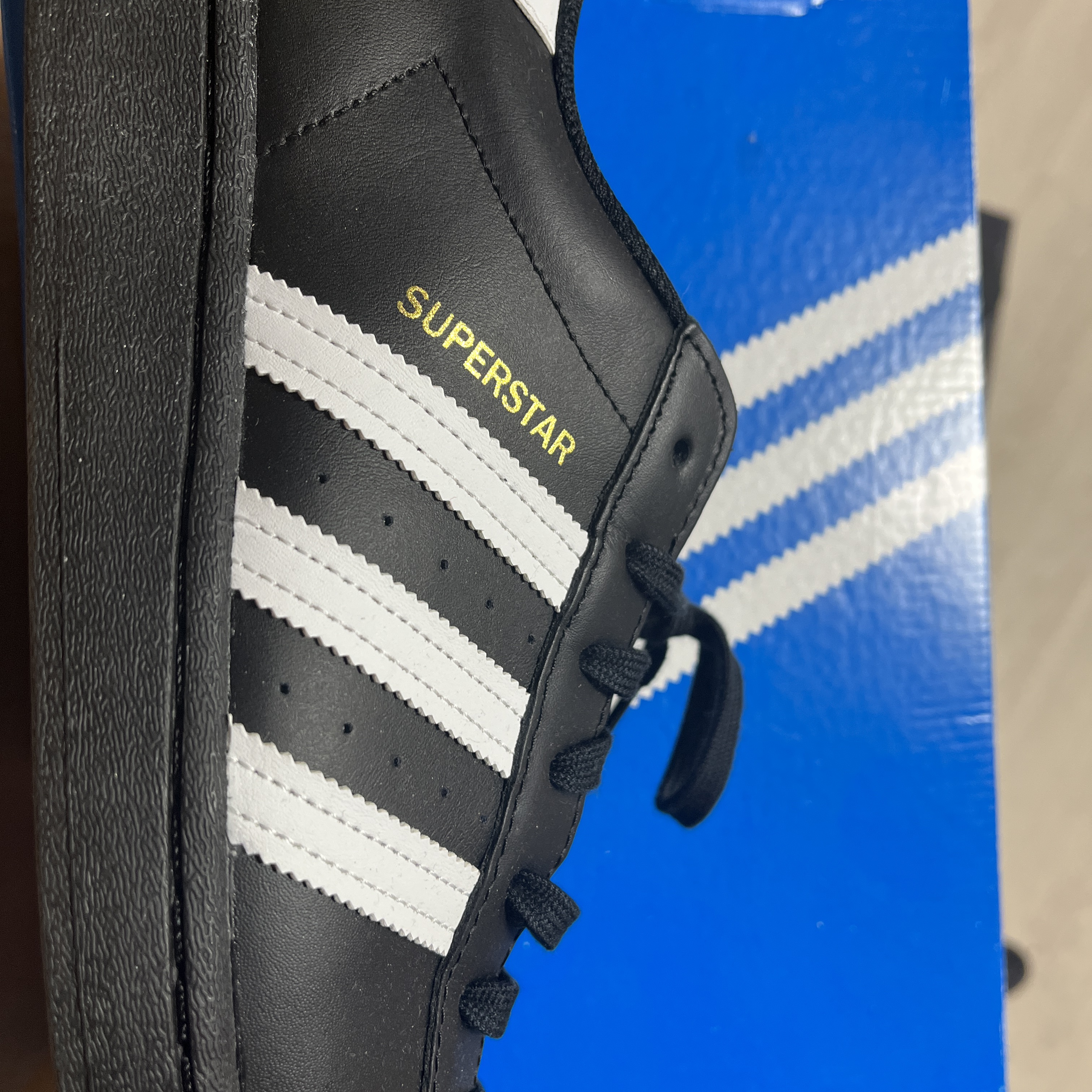 Adidas Superstar Core Black White 착용 스타일 - 2
