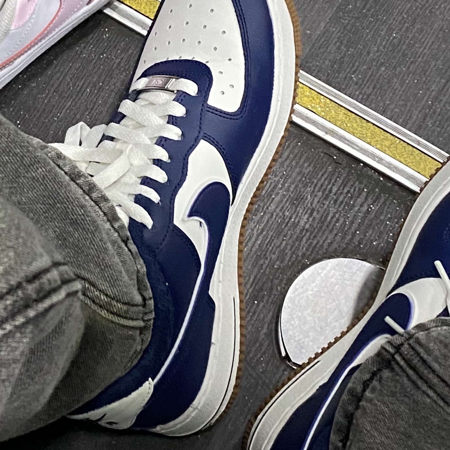 Nike Air Force 1 '07 LV8 Midnight Navy 착용 스타일
