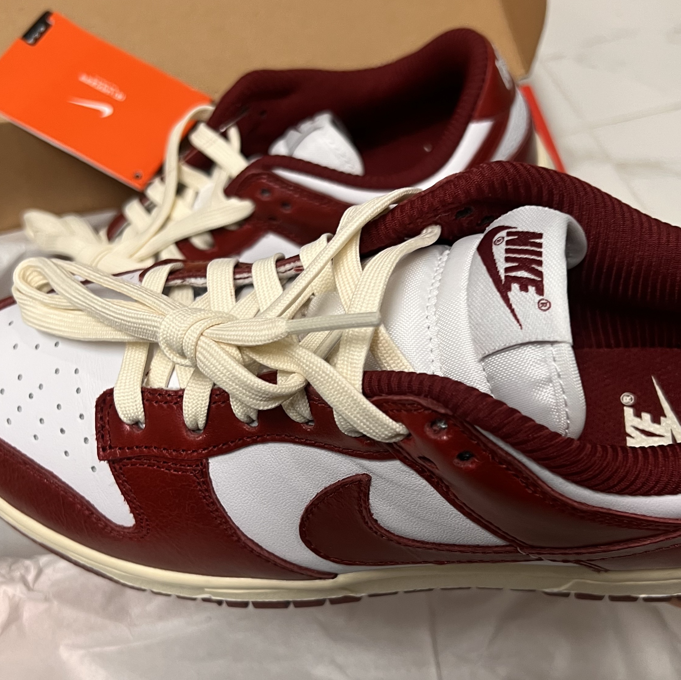 (W) Nike Dunk Low Retro PRM Team Red and White 착용 스타일 - 3