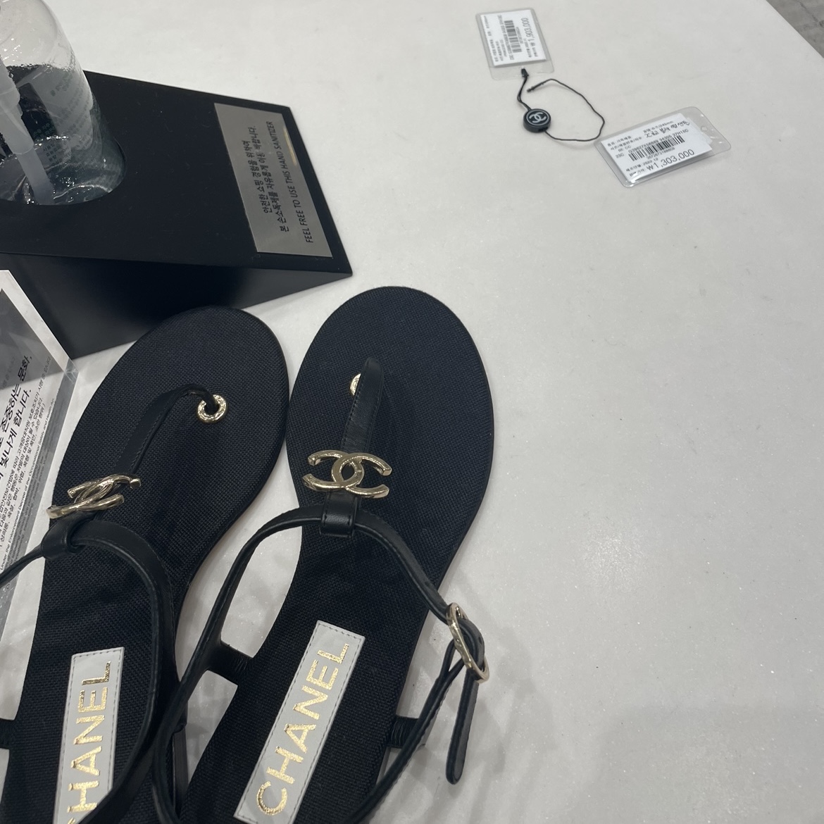 (W) Chanel Sandals Lambskin Metal & Black 착용 스타일