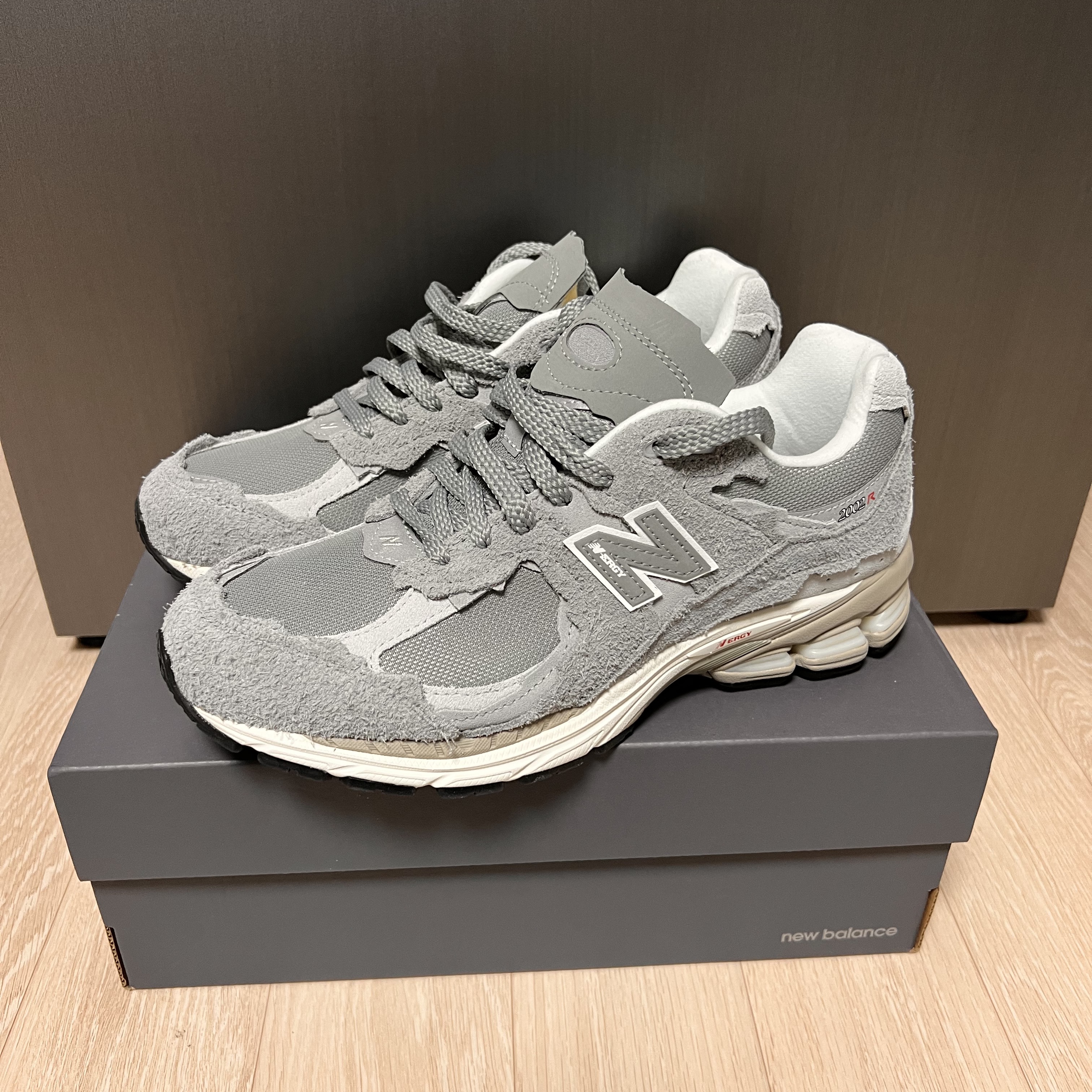 New Balance 2002R Protection Pack Grey 착용 스타일