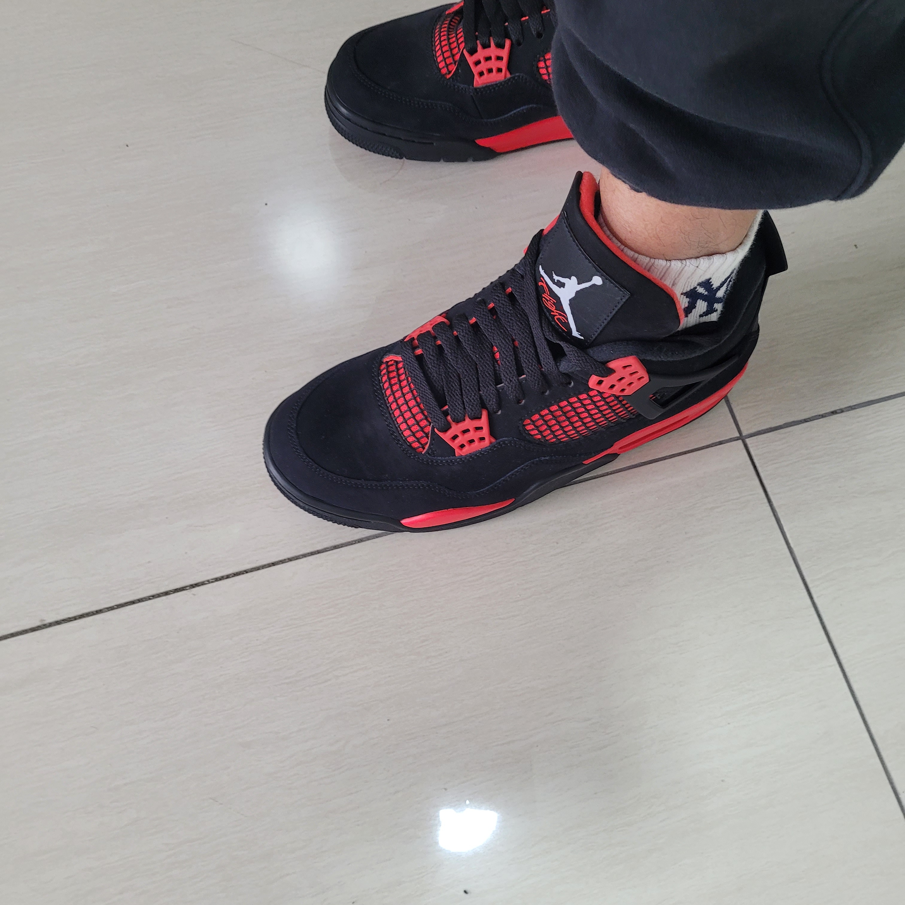 Jordan 4 Retro Crimson 착용 스타일 - 2