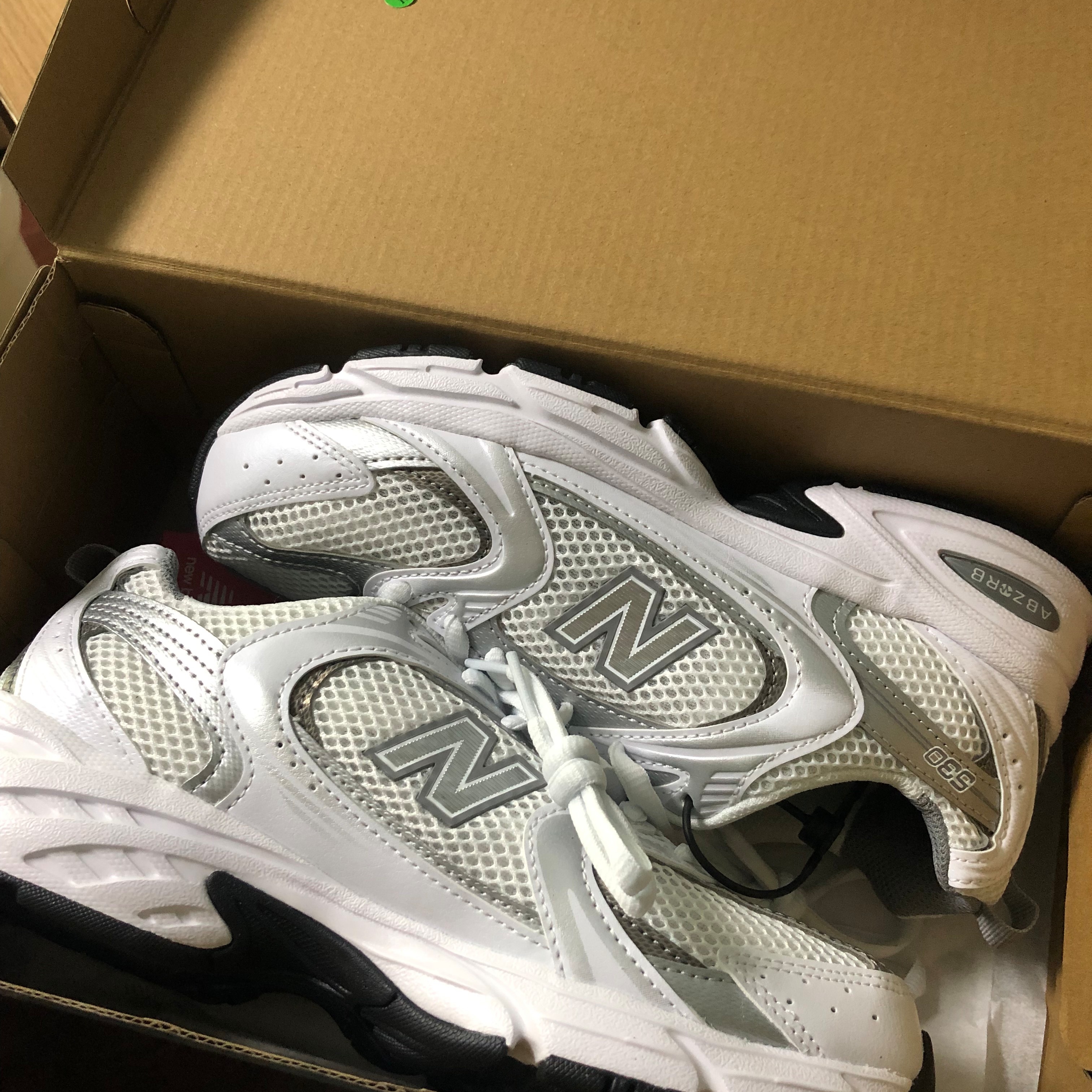 New Balance 530 White Silver 착용 스타일 - 2