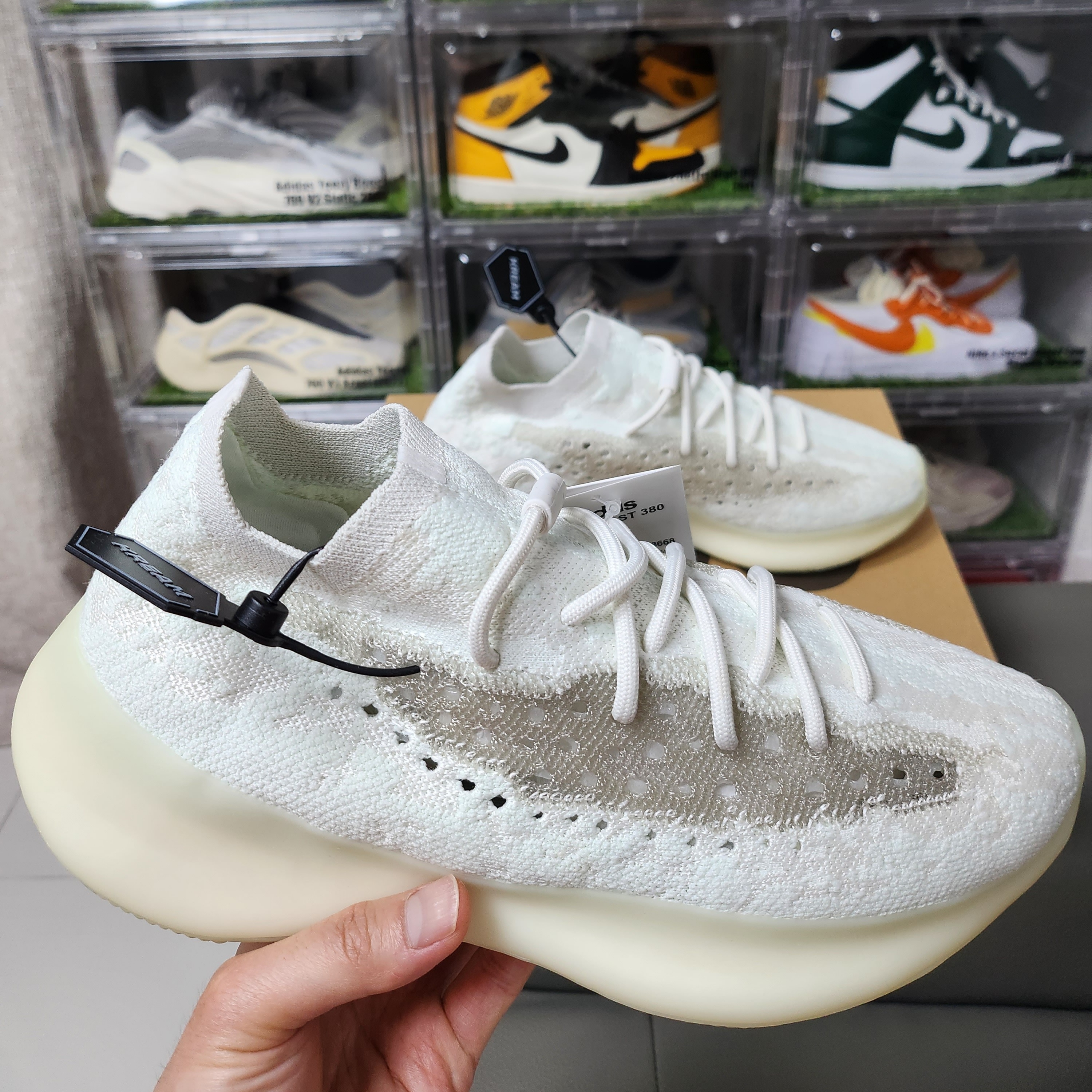 Adidas Yeezy Boost 380 Calcite Glow 착용 스타일 - 2