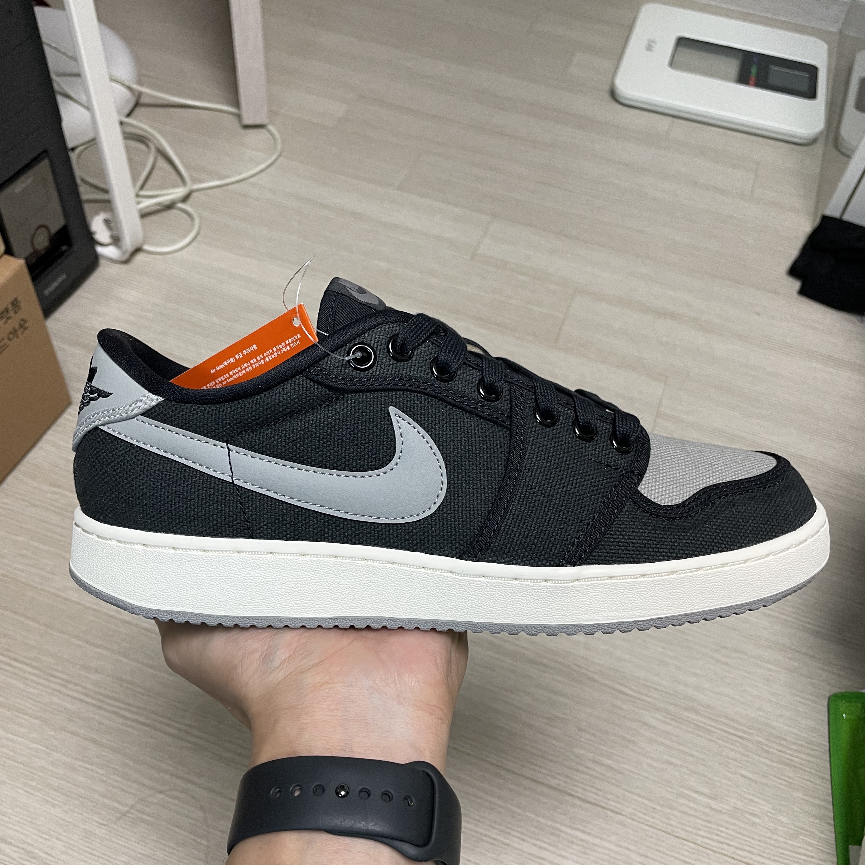 Jordan 1 KO Low Black Medium Grey 착용 스타일