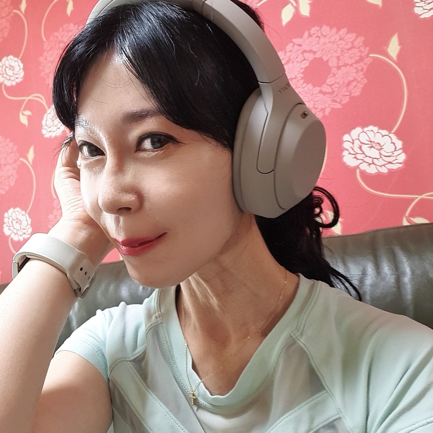 Sony WH-1000XM4 Platinum Silver (Korean Ver.) 착용 스타일 - 1