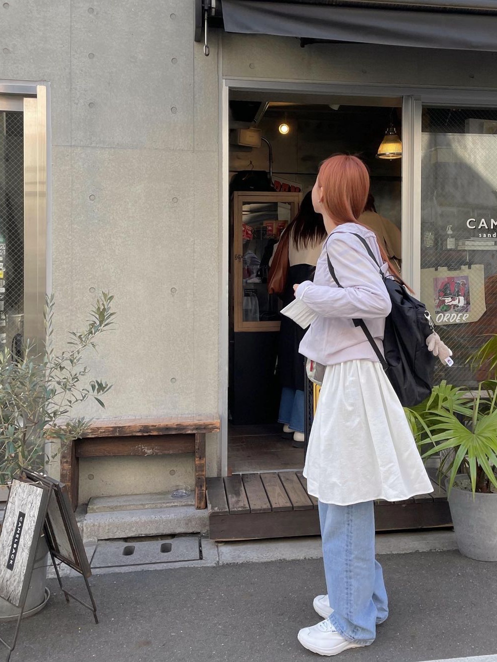 Arc'teryx Heliad 10 Backpack Black, Jellycat Bashful Bunny Bag Charm Beige 착용 스타일
