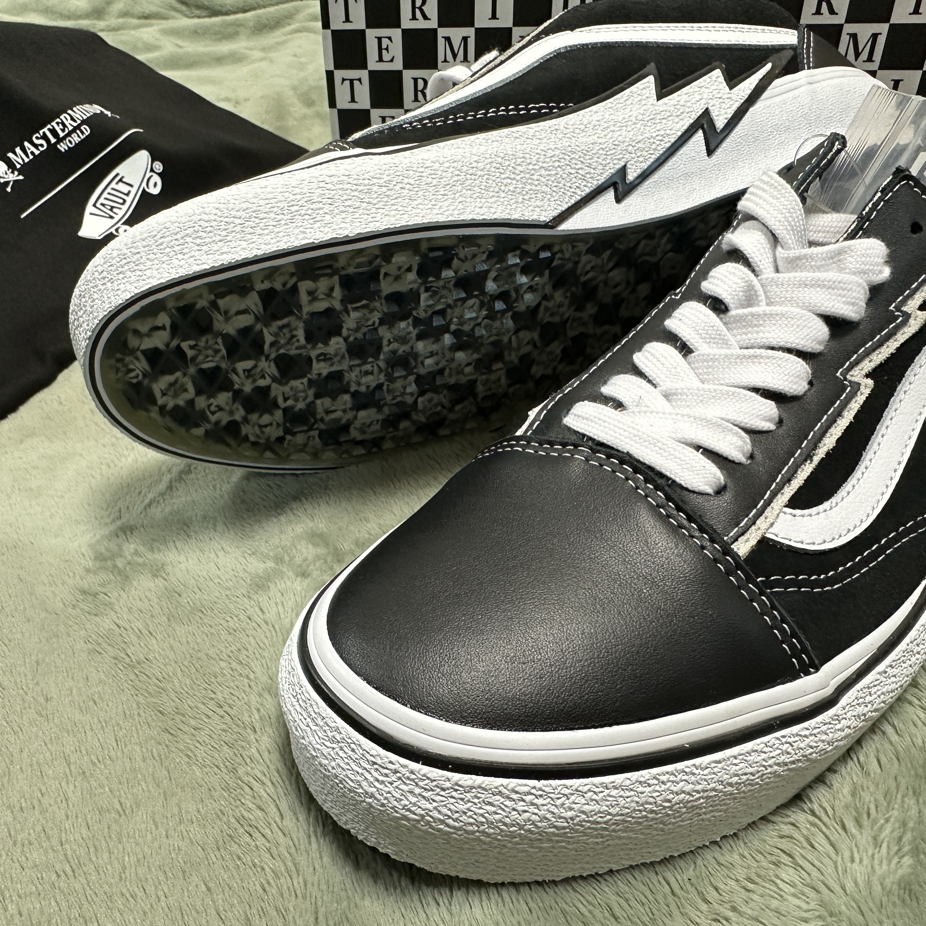 Vans Vault x Mastermind World Old Skool Bolt Black 착용 스타일 - 2