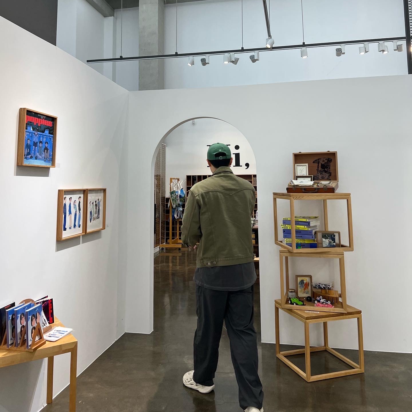 Adidas Yeezy Foam RNNR Sand 착용 스타일