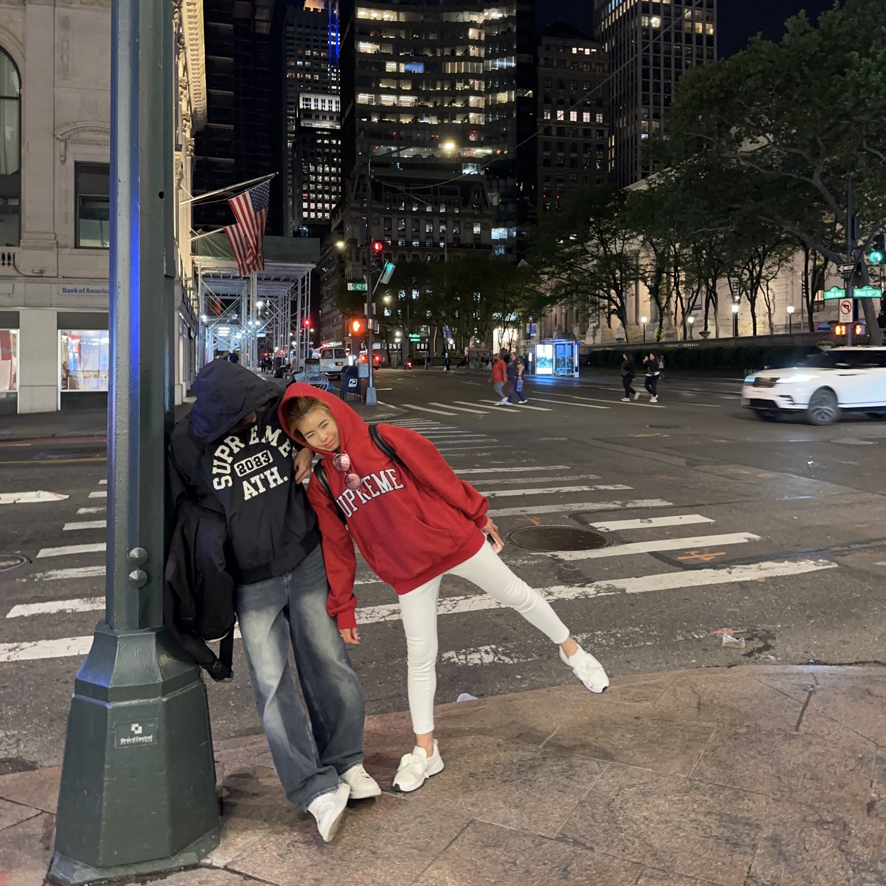 Supreme Applique Hooded Track Jacket Black - 23SS, Supreme Glitter Arc Hooded Sweatshirt Red - 23SS 착용 스타일 - 1